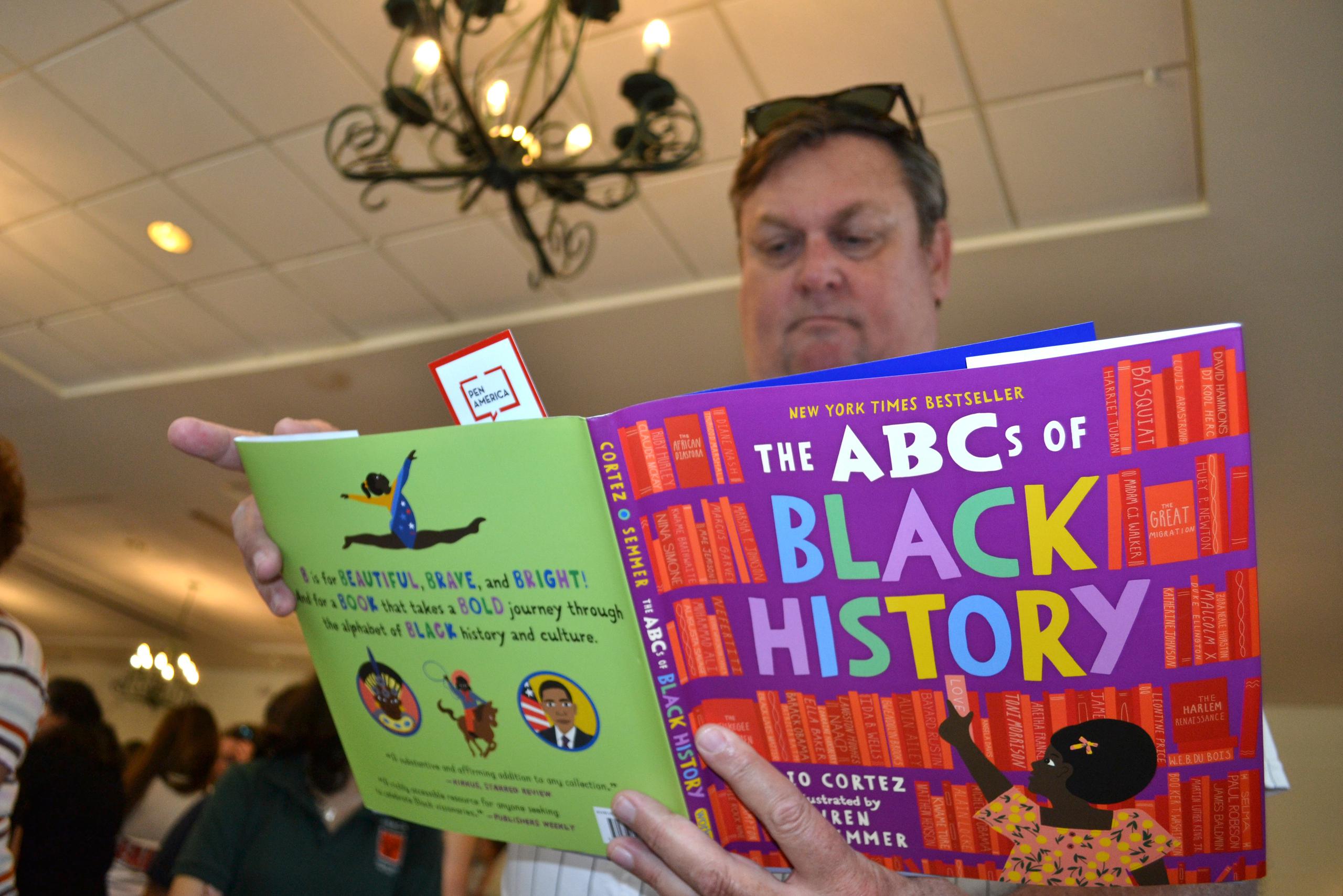 Un hombre hojea un ejemplar del "The ABC's of Black History", de Rio Cortez y Lauren Semmer, en Miami, Florida (EE. UU). Fotografía de archivo. EFE/Antoni Belchi
