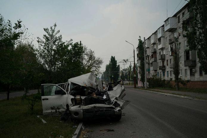 Un automóvil gravemente dañado se ve en una calle después de un ataque ruso en Severodonetsk, región de Luhansk, Ucrania, el 13 de mayo de 2022.