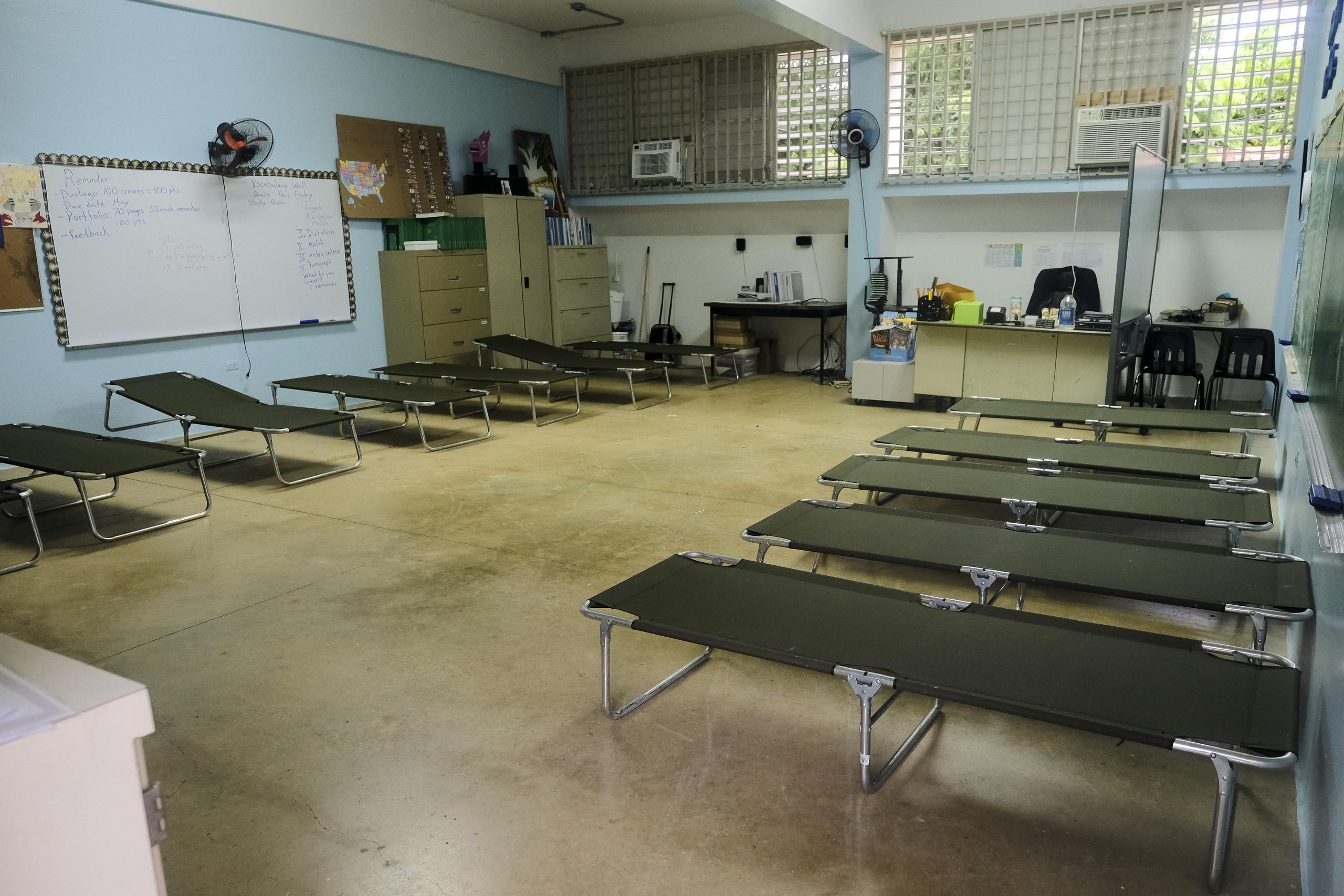 Un salón escolar preparado para recibir a refugiados.