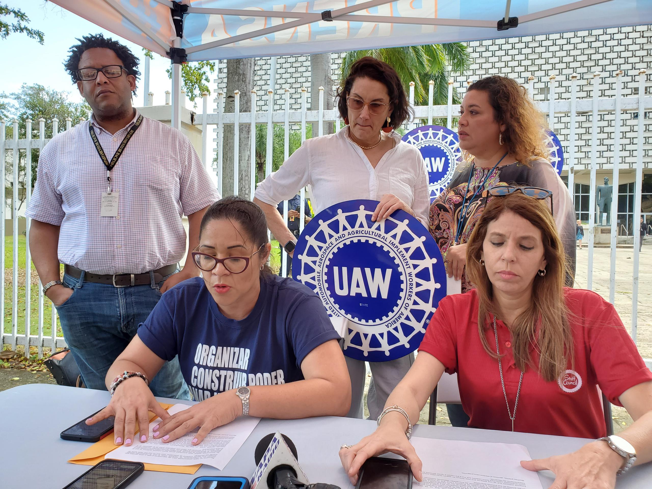 La presidenta de la local 2373 de la Unión Auto Workers, Jessica Otero (a la izquierda), hizo las denuncias junto a la representante internacional de la unión, Desiré López (a la derecha).