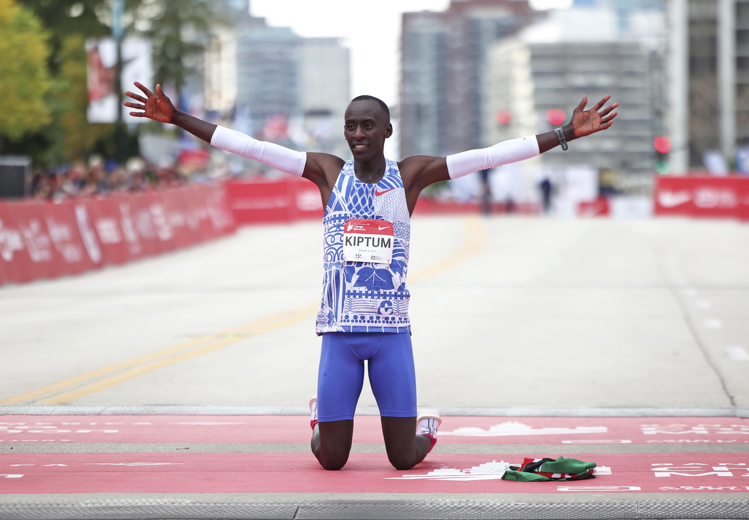 Kelvin Kiptum se arrodilla en la meta del maratón de Chicago, en el que se convirtió en el primer ser humano en bajar de 2:01.00 en la distancia de maratón.