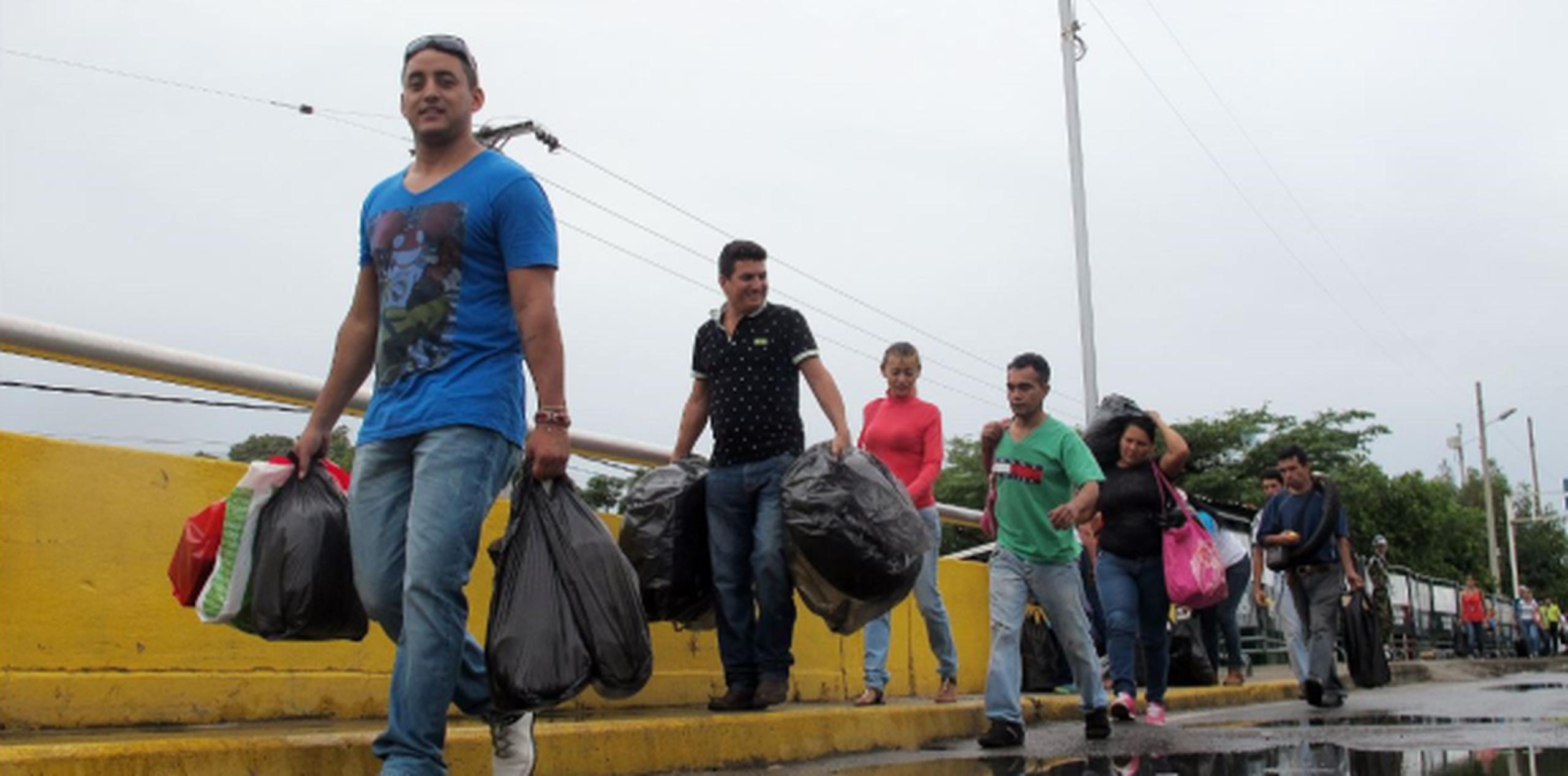 La televisión estatal mostraba escenas de venezolanos que regresaban de Colombia con las manos vacías, quejándose de los precios supuestamente inflados y el mal trato a manos de sus vecinos. (EFE)