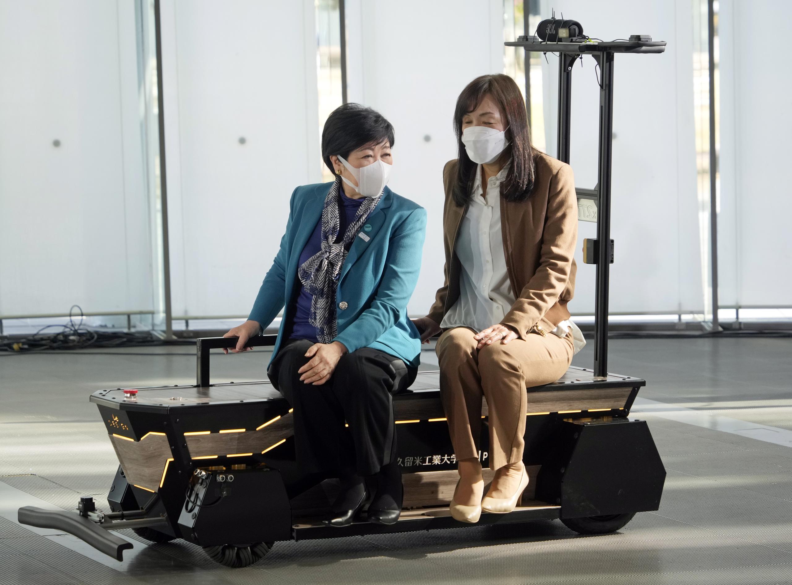 La idea de crear una maleta con IA vino de la propia experiencia de Chieko Asakawa, ya que quería lograr una movilidad independiente, especialmente en un entorno estresante. (EFE/EPA/FRANCK ROBICHON)