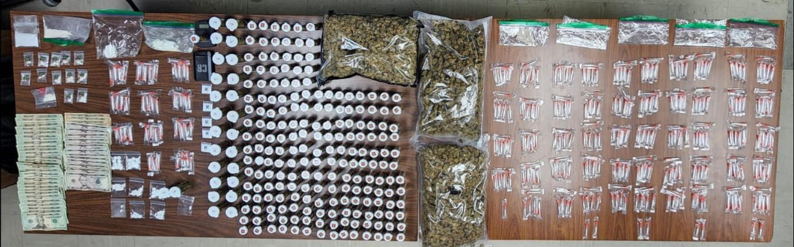 Un hombre fue arrestado durante un allanamiento en su residencia del barrio Ingenio, en Toa Baja, donde ocuparon variedad de sustancias controladas.