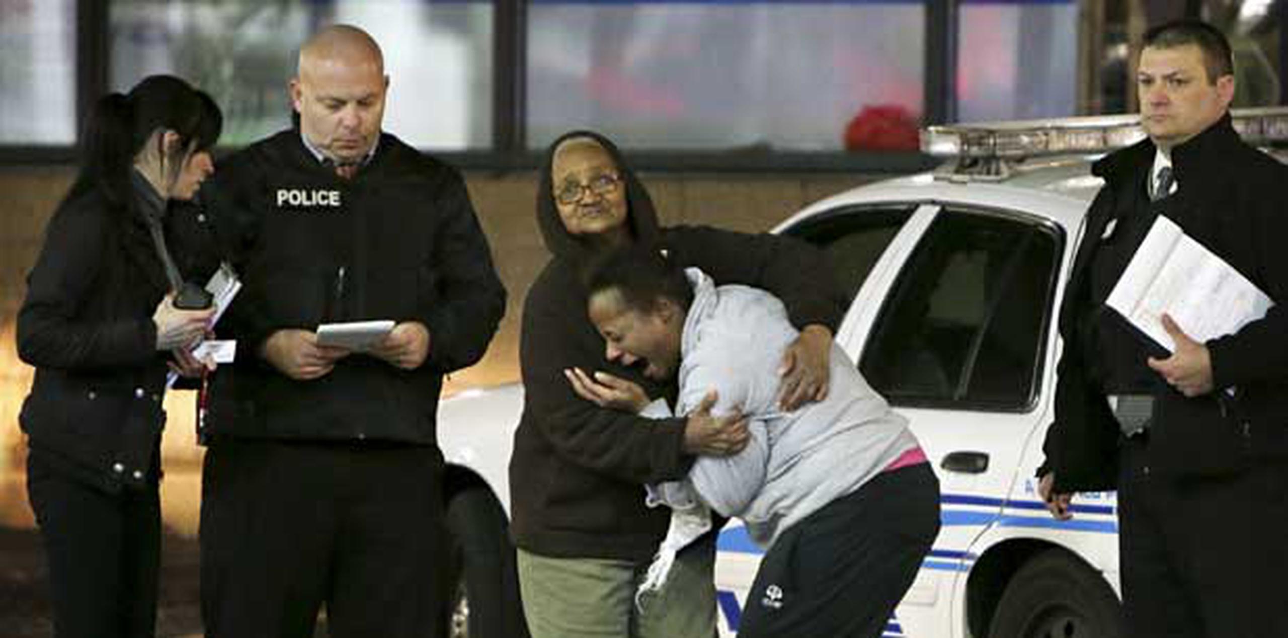 Toni Martin, madre del joven, llegó a la escena e identificó a su hijo. (AP Photo/St. Louis Post-Dispatch, David Carson)
