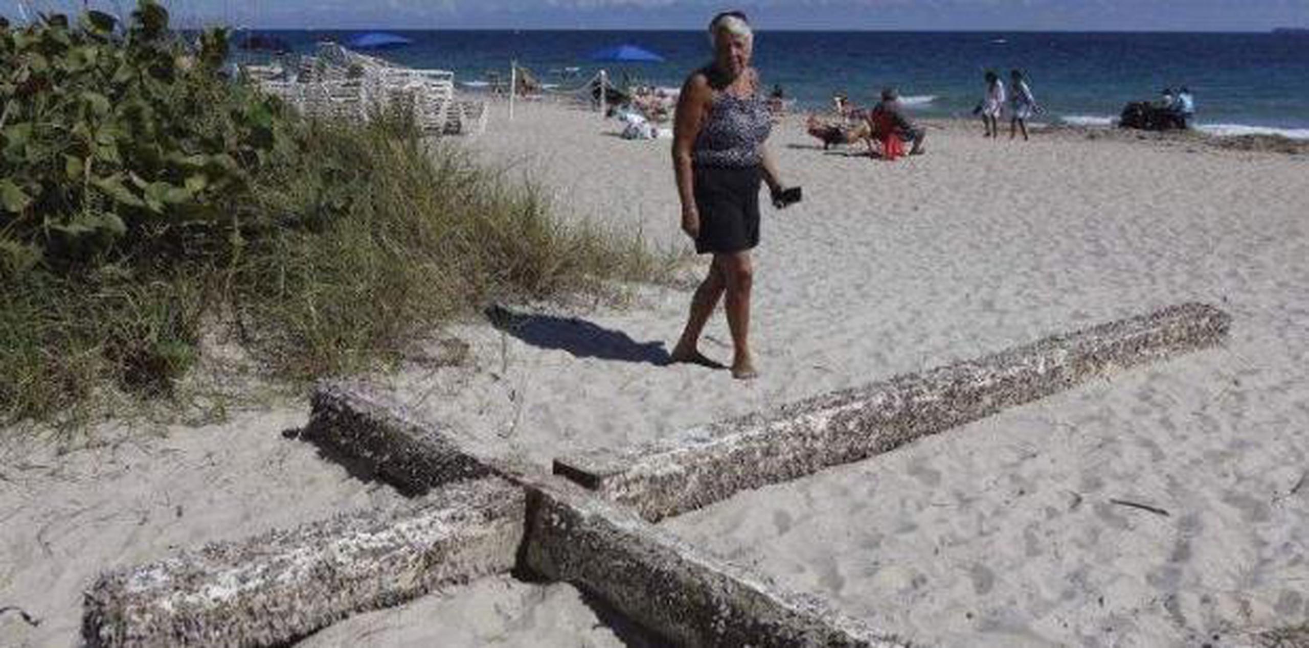 La cruz fue arrastrada el fin de semana pasado por las olas hasta una zona de playa muy concurrida situada frente a un hotel. (AP)