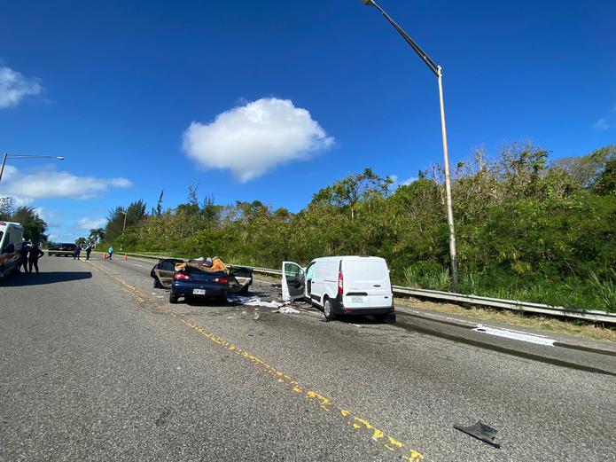 El accidente de tránsito que dejó un saldo de una conductora muerta y dos heridos leves, ocurrió en el kilómetro 6.2 de la carretera PR-137, en Vega Baja.