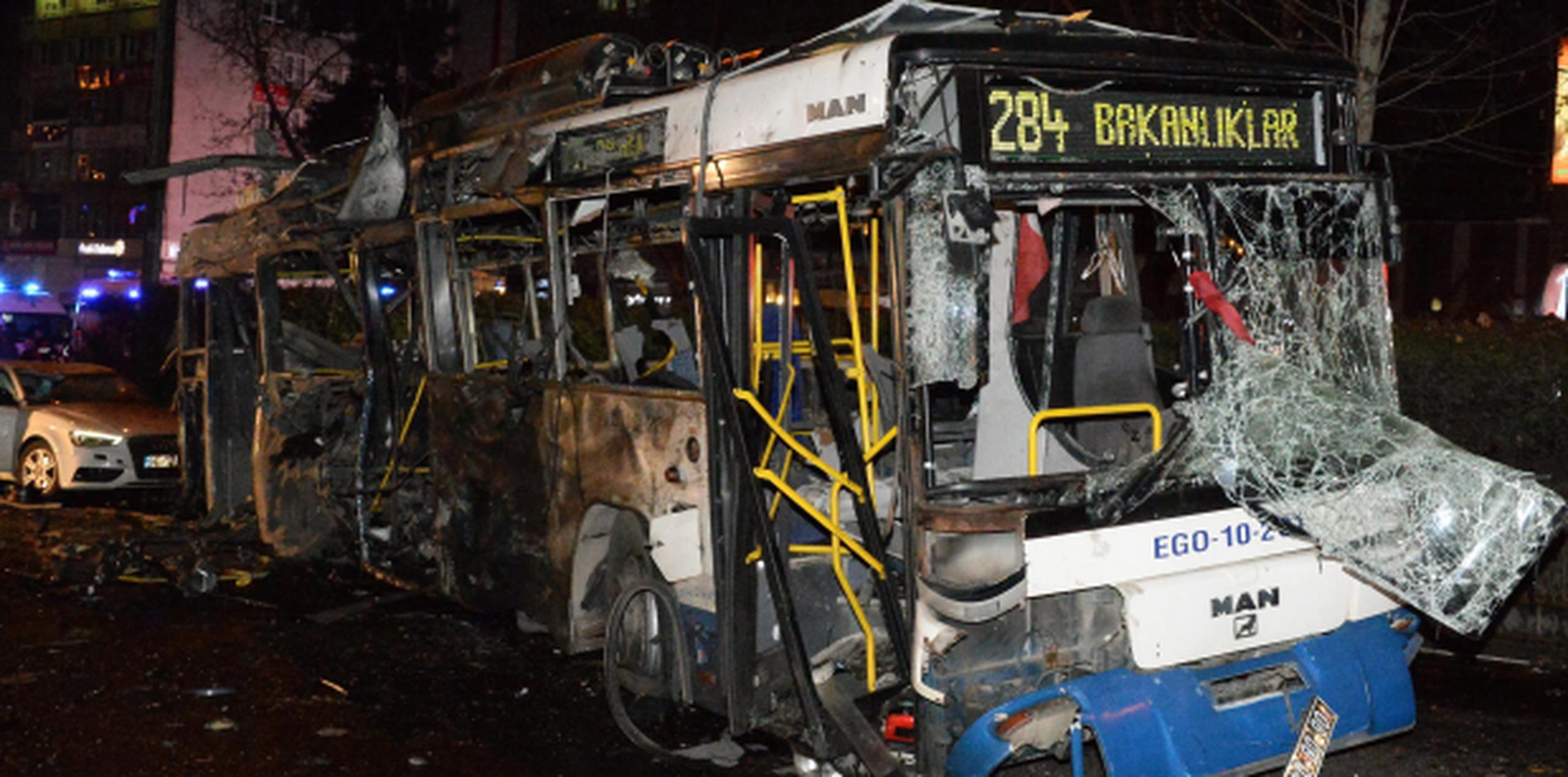 Un autobús quedó destruído tras la explosión en la plaza central de Ankara. (AP)