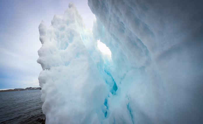 Algunos glaciares menores están desapareciendo completamente. Hace dos años, científicos, activistas y funcionarios del gobierno en Islandia realizaron un funeral para un glaciar pequeño.