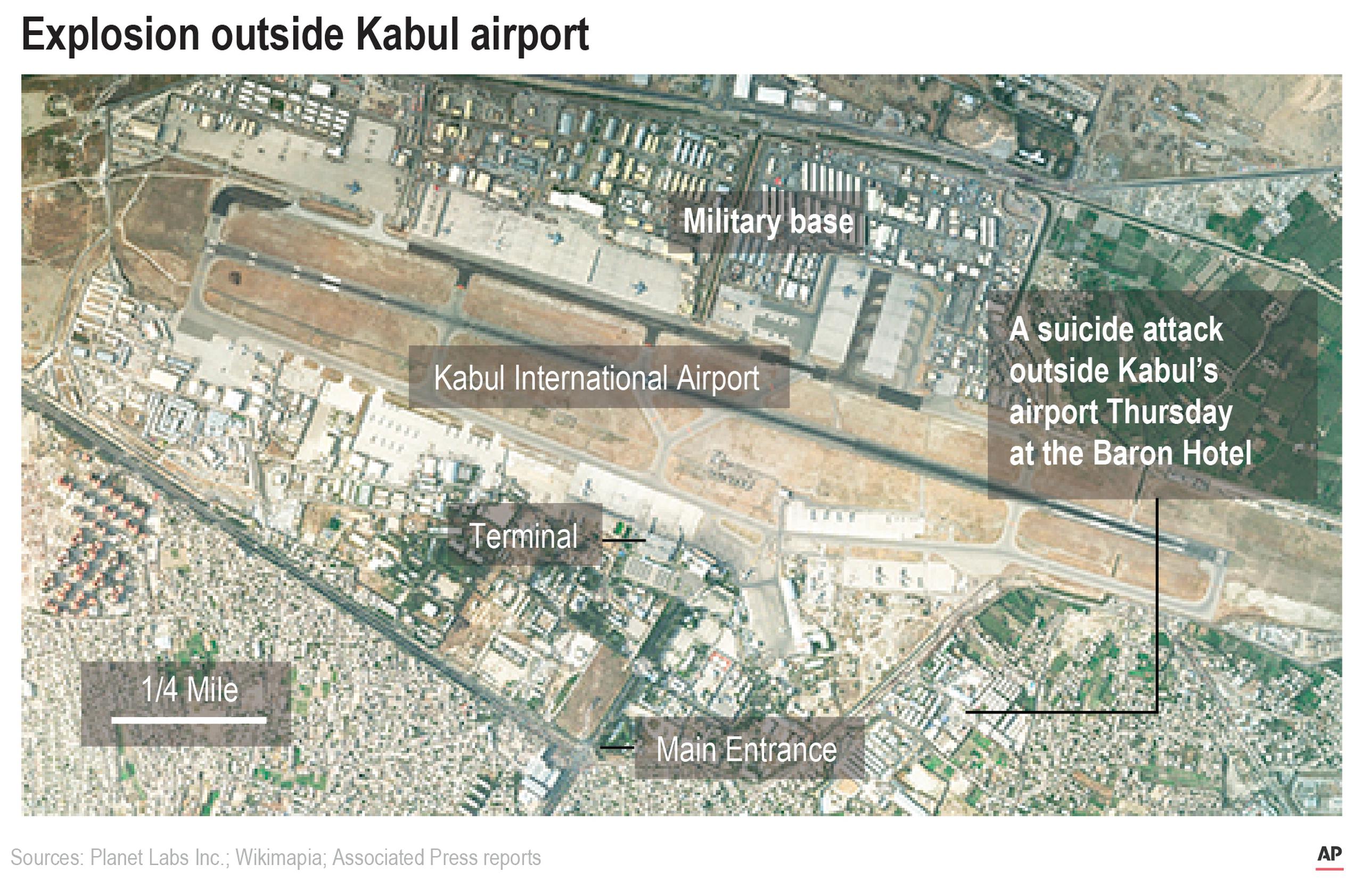 Imagen satelital de donde ocurrieron las explosiones por dos ataques suicidas en las cercanías del aeropuerto de Kabul, Afganistán.