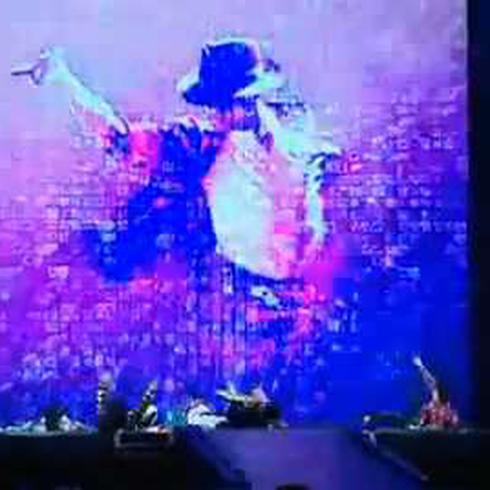 Inmortalizado Michael Jackson entre música y acrobacias