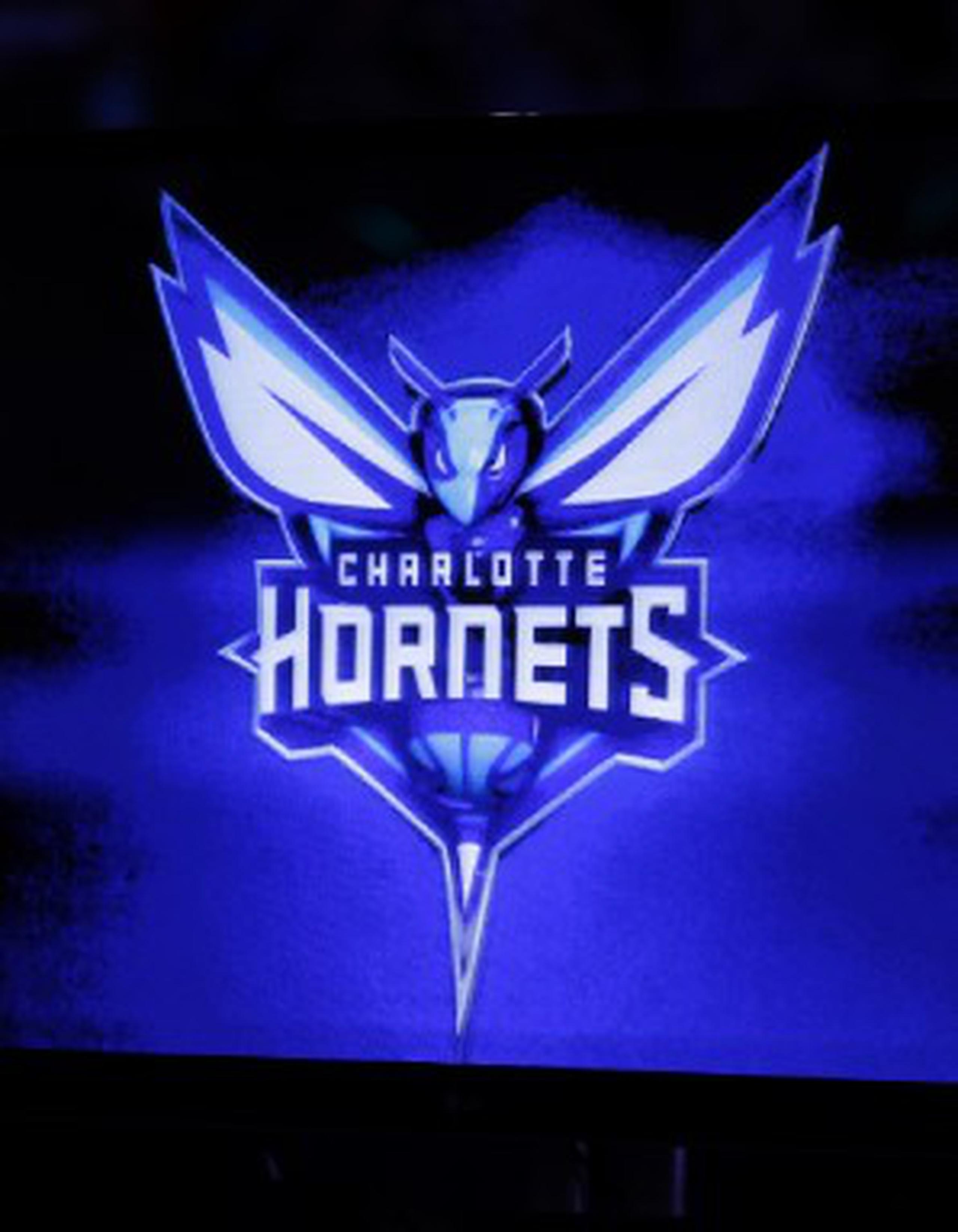 El nuevo logo de los Hornets de mostrado durante una ceremonia especial en el partido de Charlotte contra el Jazz de Utah.  (AP / Chuck Burton)