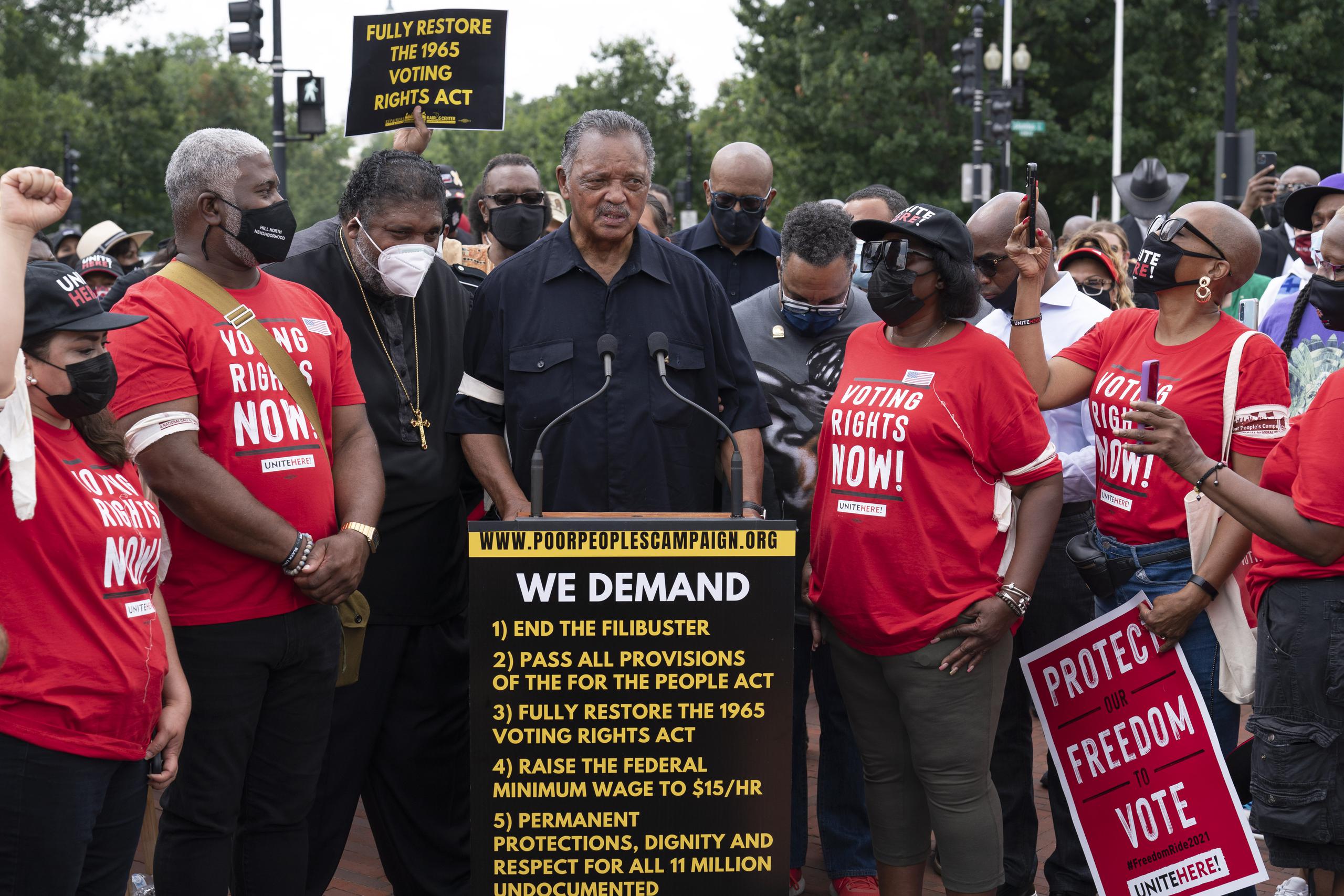 El reverendo Jesse Jackson, al centro, hace uso de la palabra durante una manifestación a favor del derecho al voto frente al Capitolio, en Washington.
