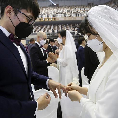 Extraños "vírgenes" se casan en boda masiva