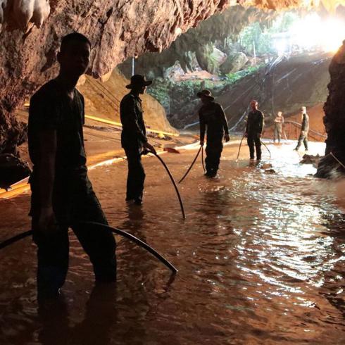A un año del rescate de la cueva en Tailandia, jóvenes lidian con su nueva fama