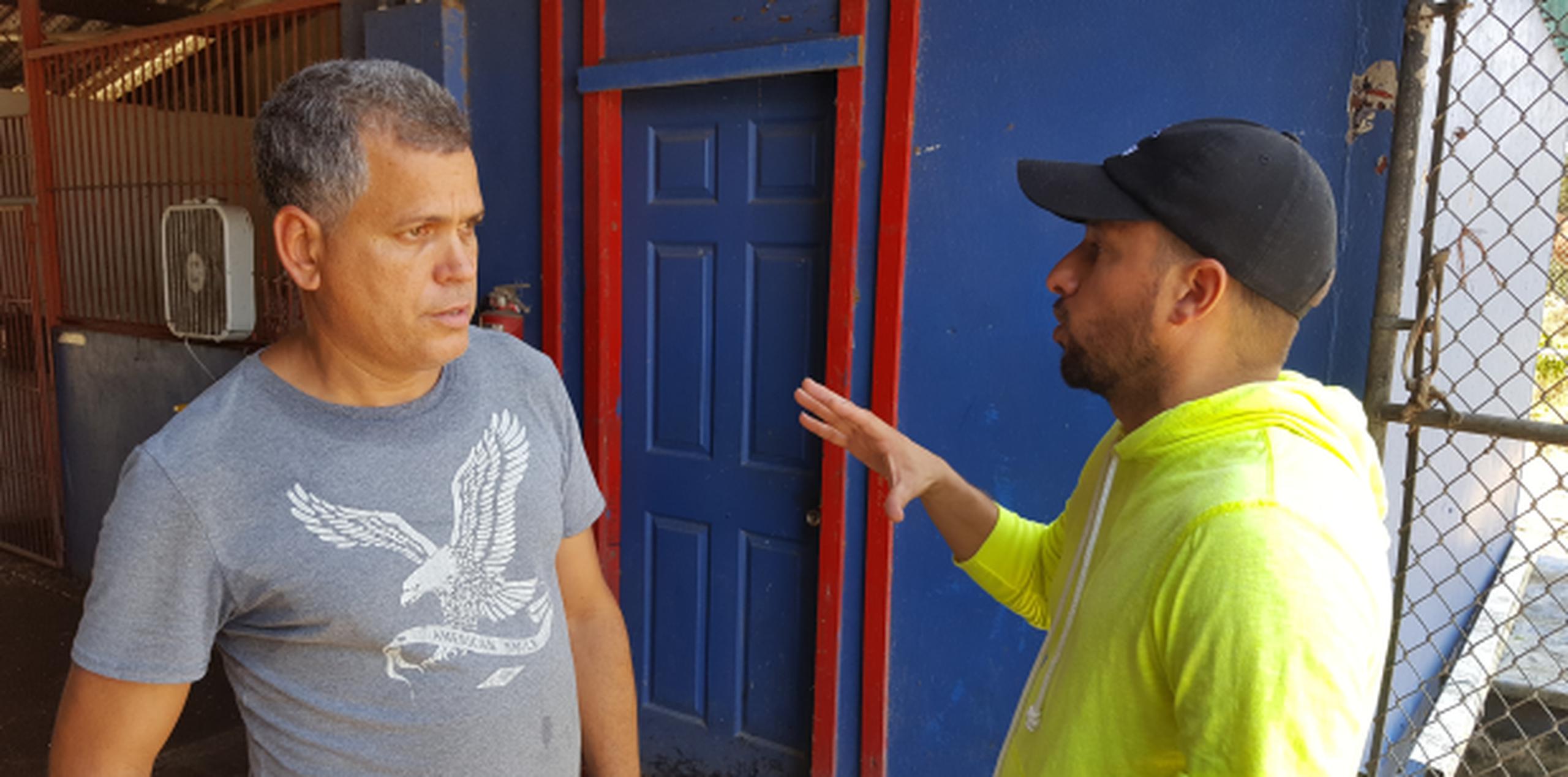 El administrador hípico José Maymó Azize, derecha, conversa con el entrenador Ramón Morales sobre los trabajos de reacondicionamiento del área de cuadras del hipódromo Camarero. (Suministrada)