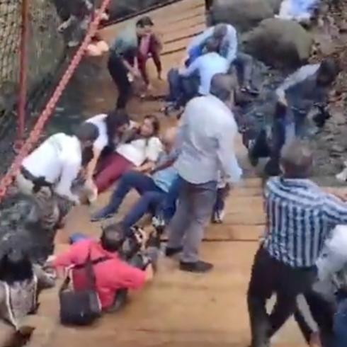 Puente colapsa con todo y alcalde en México
