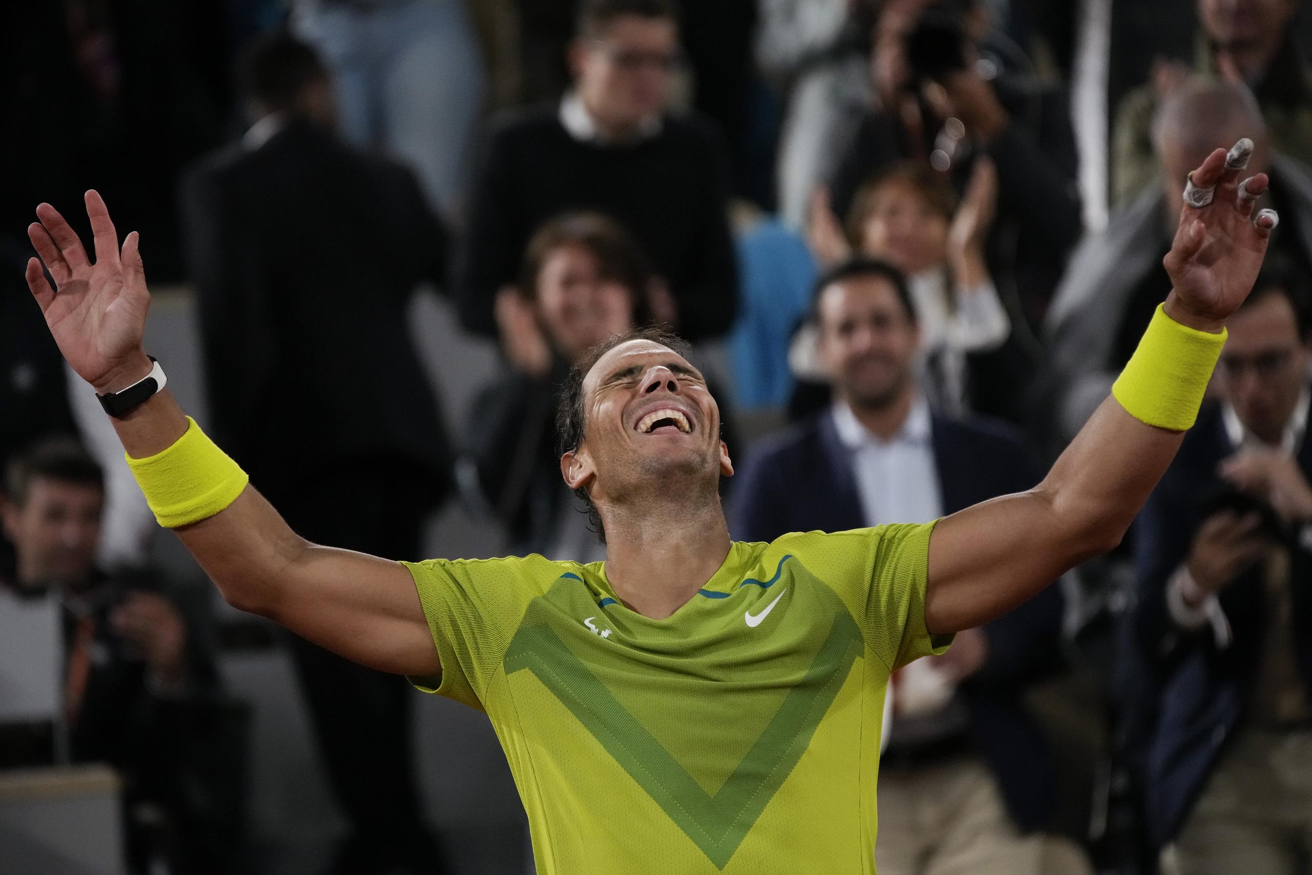 El español Rafael Nadal festeja luego de vencer a Novak Djokovic en los cuartos de final del Abierto de Francia, el miércoles 1 de junio de 2022 en París (AP Foto/Christophe Ena)