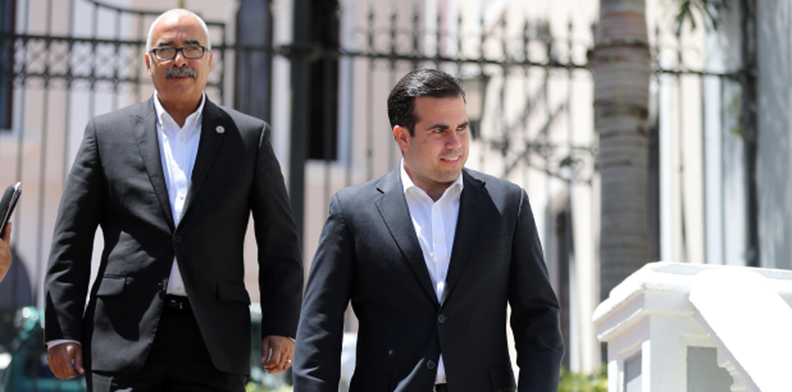 El secretario de Hacienda, Raúl Maldonado, y el gobernador Ricardo Rosselló en las afueras de La Fortaleza. (VANESSA.SERRA@GFRMEDIA.COM)