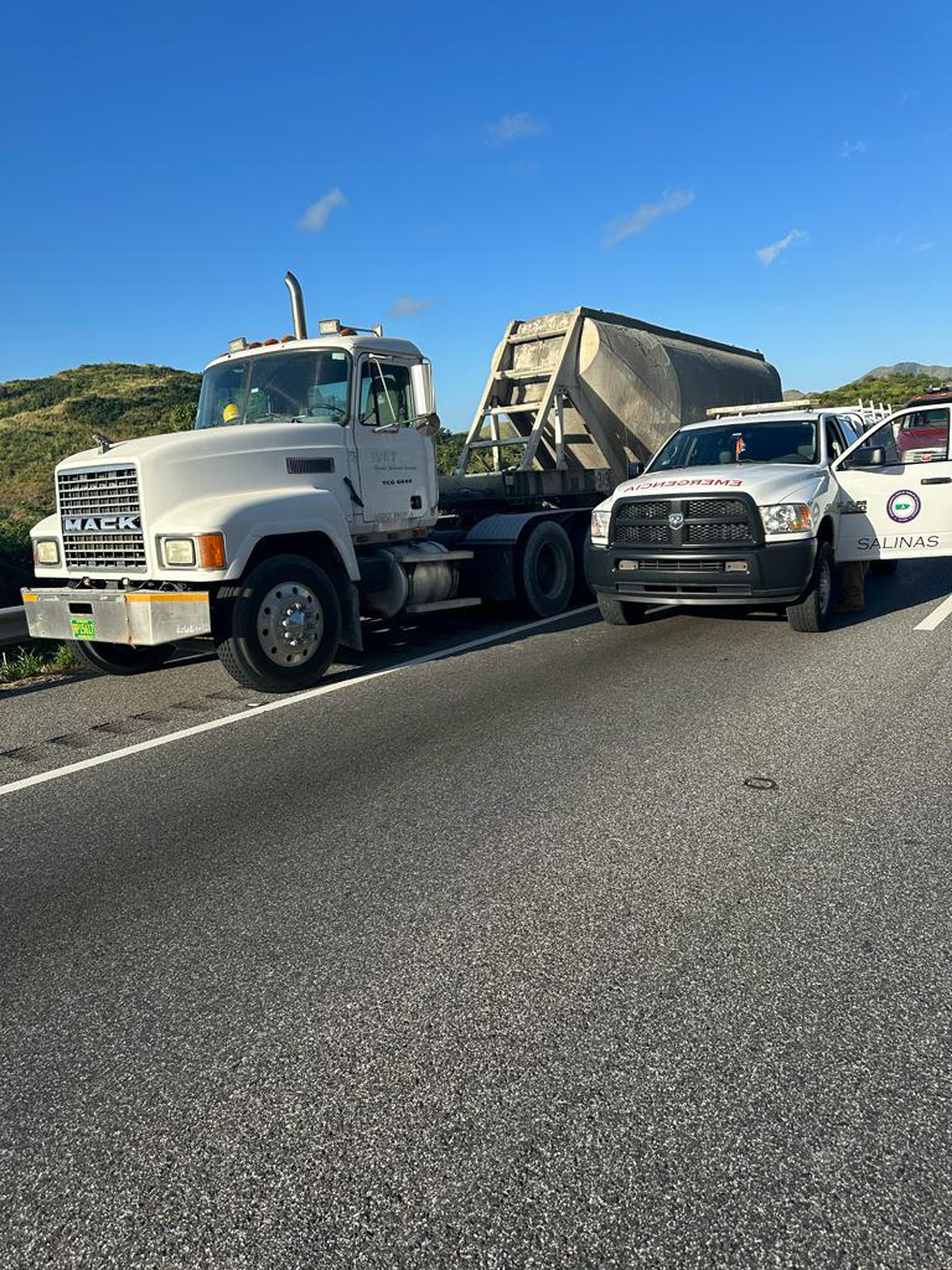 Un conductor murió al chocar por la parte posterior a un camión en el kilómetro 55.1 de la autopista Luis A. Ferré, en Salinas.