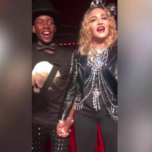 Madonna sorprende a sus fanáticos cantando con su hijo