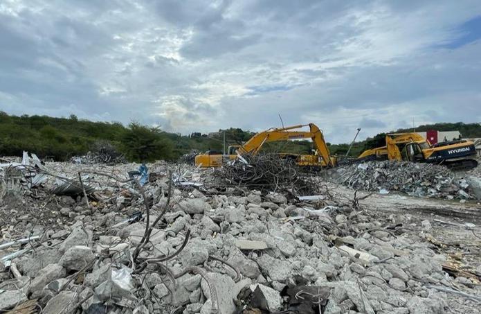 Foto suministrada por COR3 que muestra la segregación de material para reciclaje durante la demolición del Centro de Diagnóstico y Tratamiento Susana Centeno en Vieques.