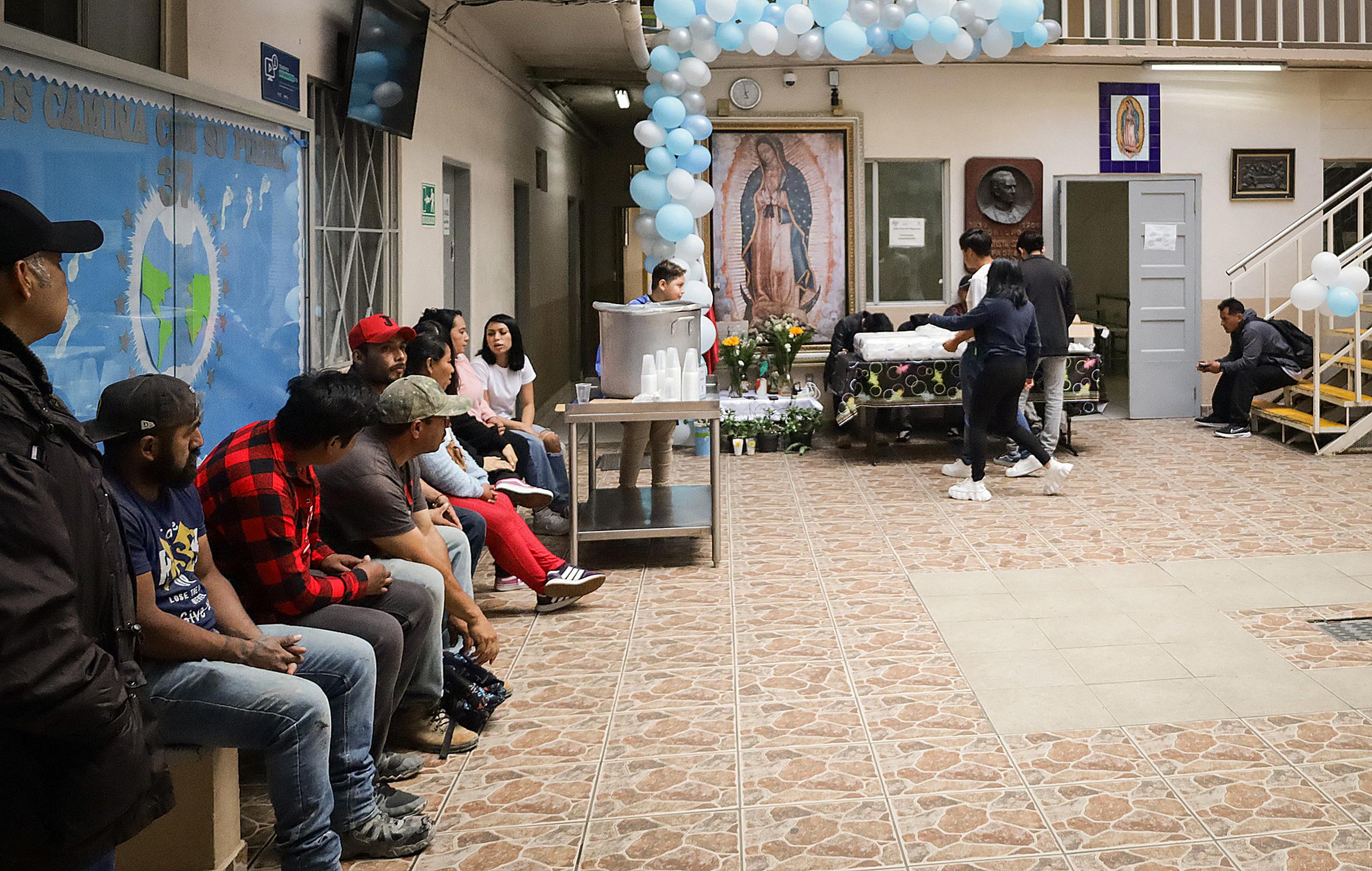 Migrantes de origen centroamericano permanecen en la Casa del Migrante, el 27 de abril de 2024, en la ciudad de Tijuana (México). EFE/Joebeth Terríquez
