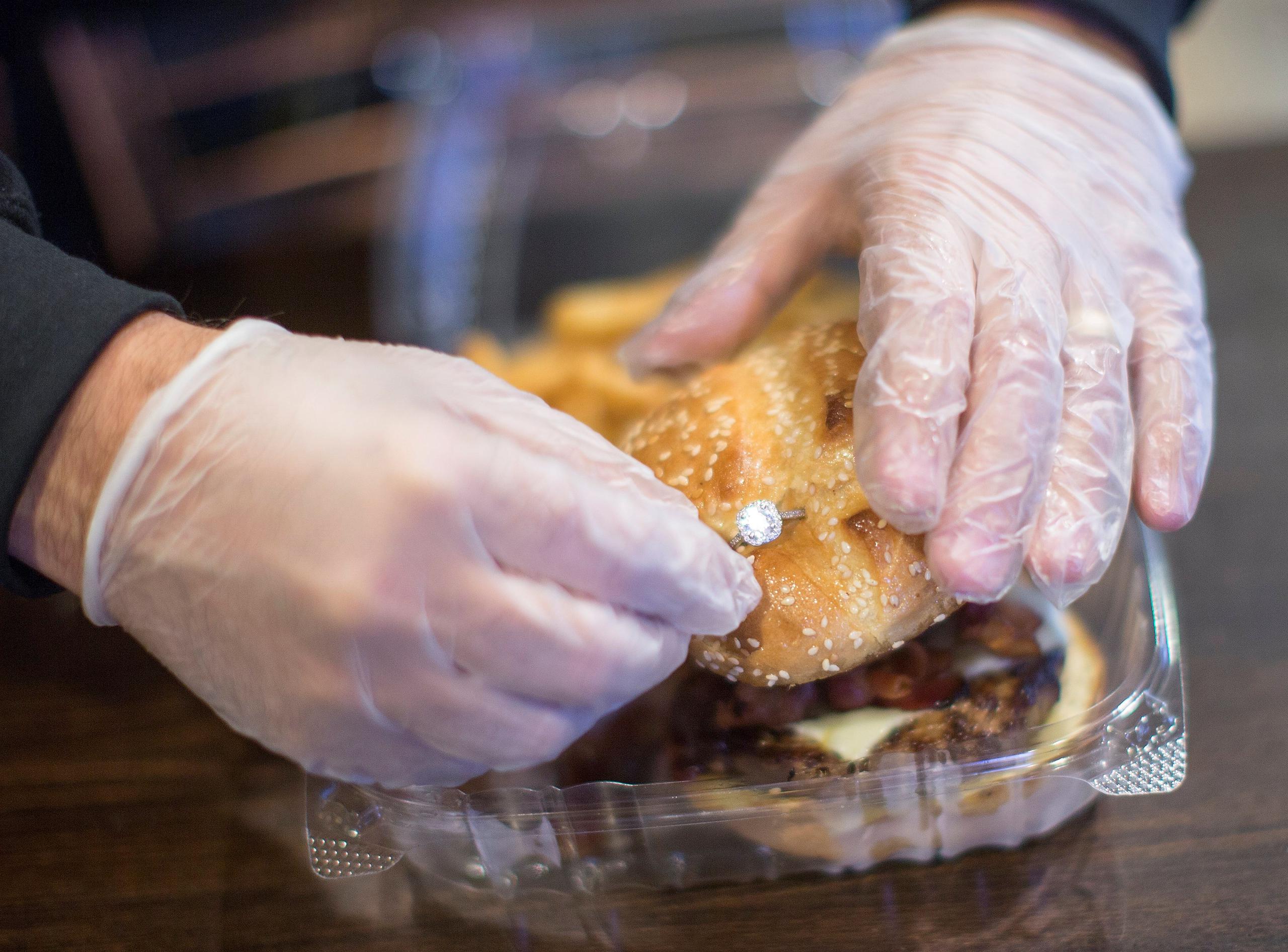 Con motivo de la celebración de San Valentín, los clientes podrán comprar la hamburguesa con un anillo de compromiso en el pan. (EFE / Cj Gunther)