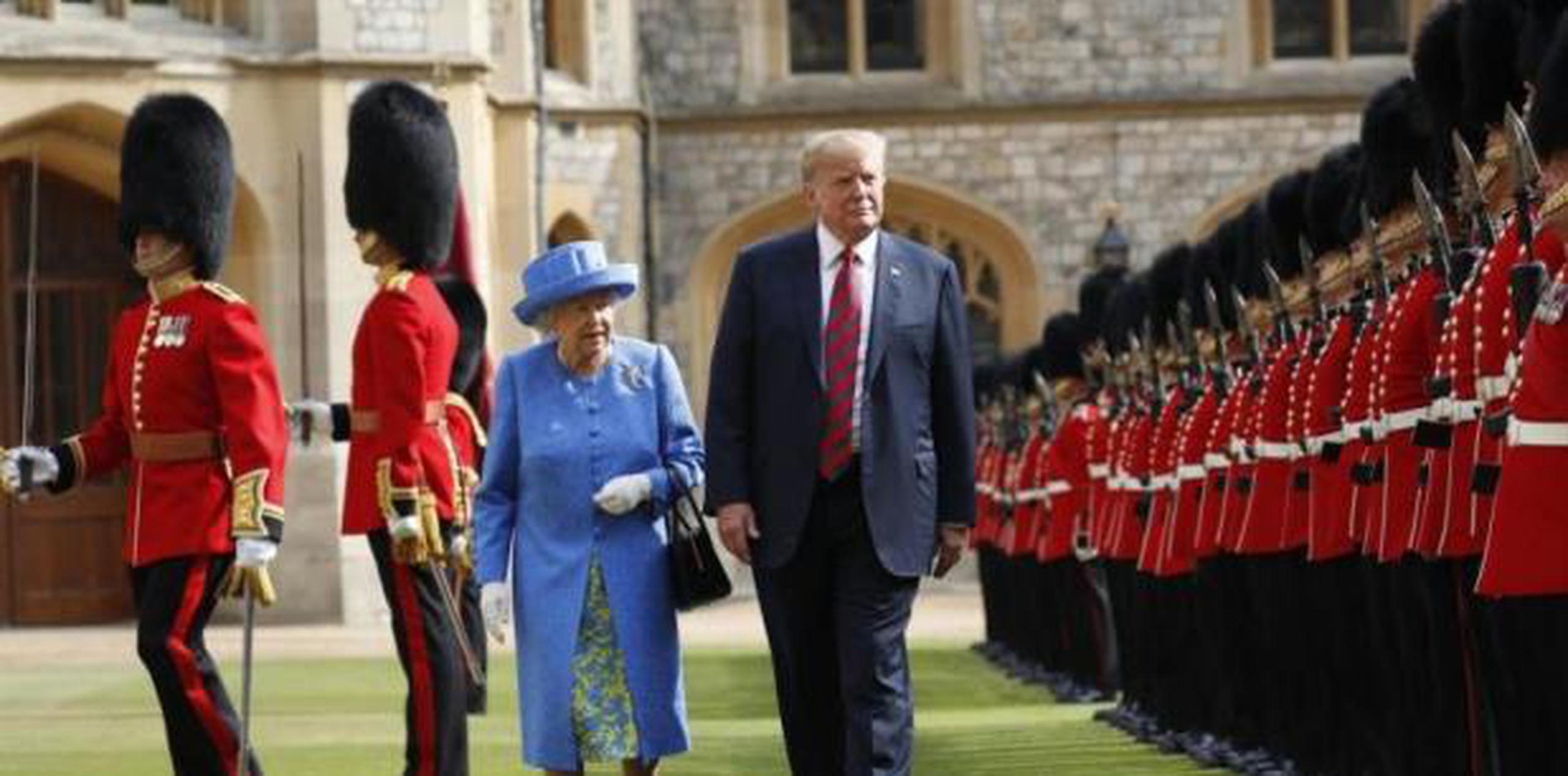 Donald Trump y Melania fueron recibidos por Isabel II a su llegada al castillo de Windsor para tomar el té. (GDA)