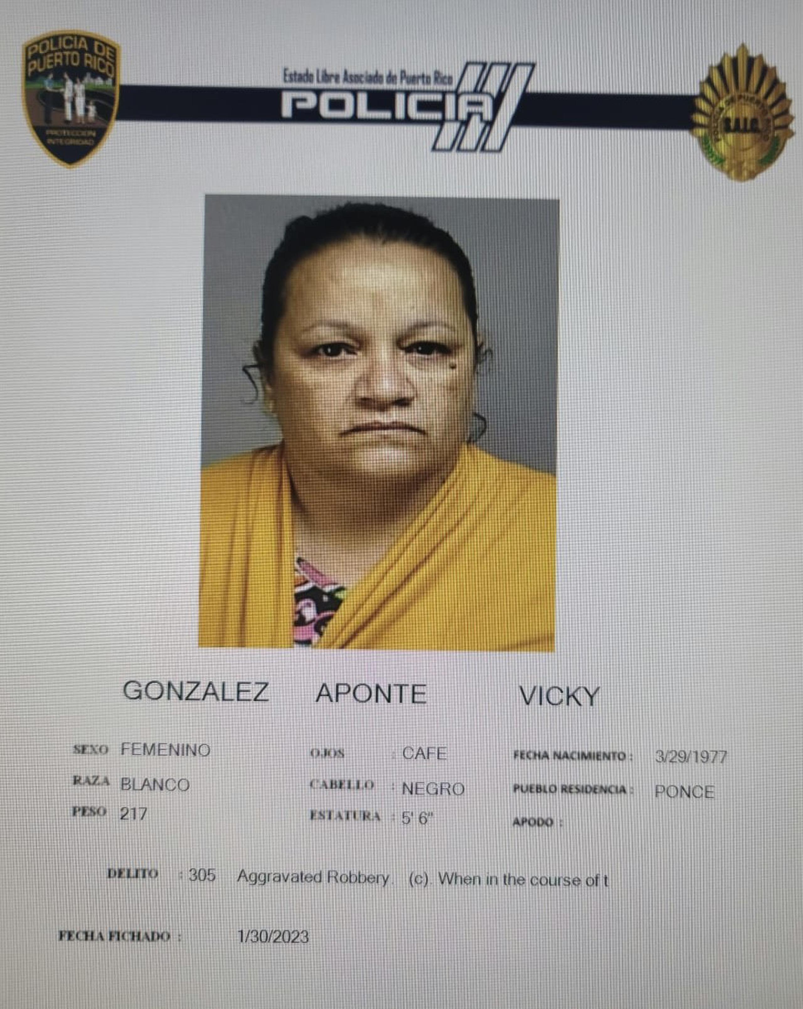 Vicky González Aponte enfrenta cargos por los delitos de robo agravado, 6.05 (portación, transportación o uso de armas de fuego sin licencia) de La Ley de Armas y amenaza.