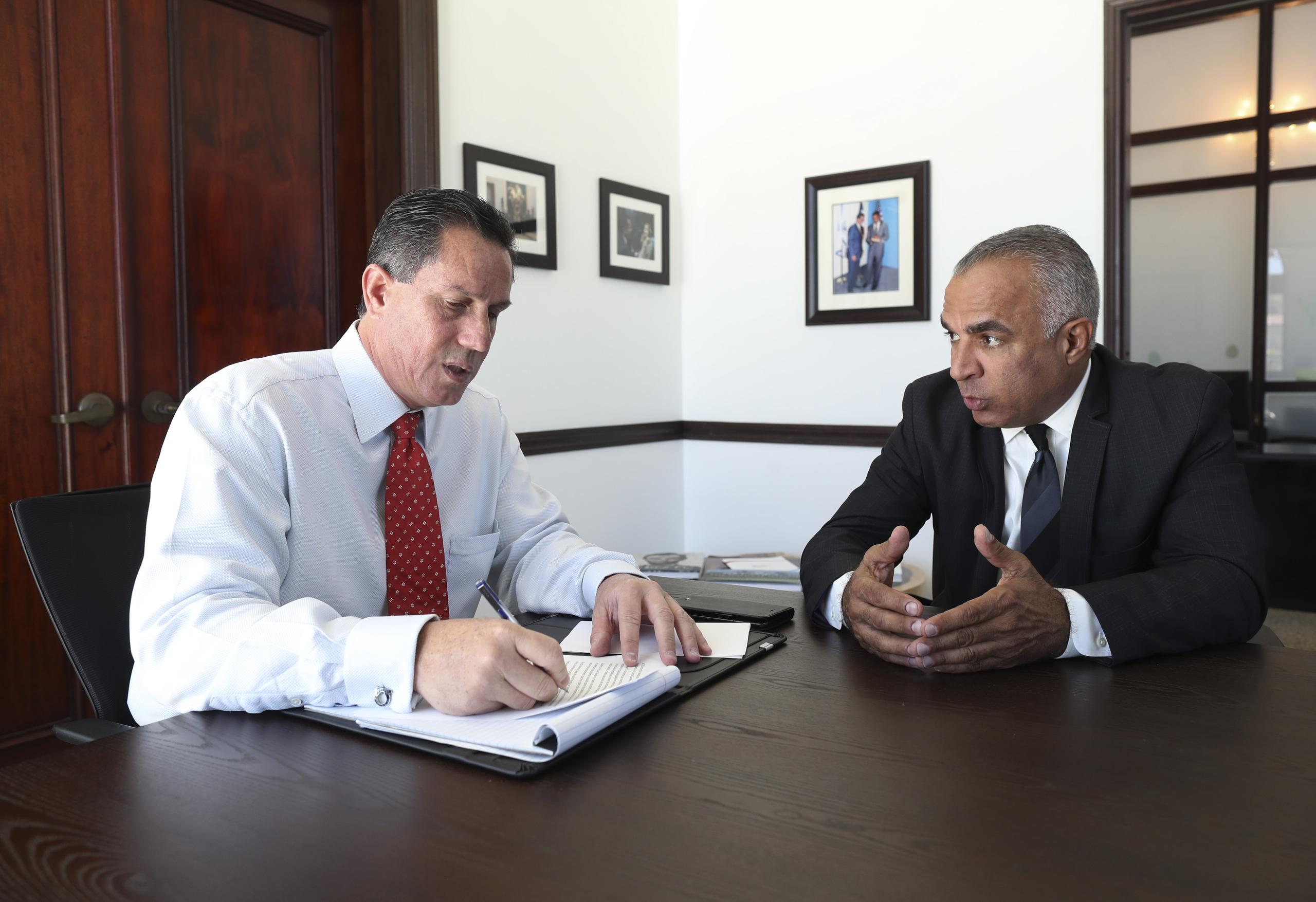 El presidente de la Comisión de Nombramientos del Senado, Héctor Martínez, se reunió en su oficina esta mañana con González Feliciano.