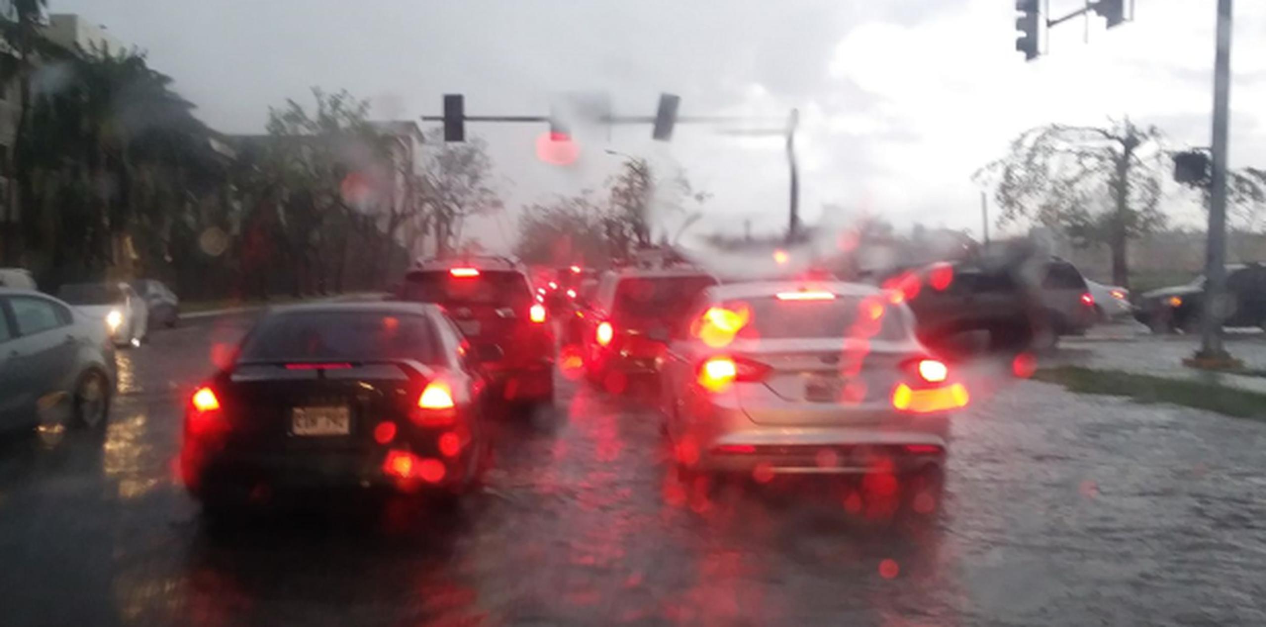 Autos trataban anoche de transitar por carreteras que rápidamente se inundaron en San Juan. (Archivo)