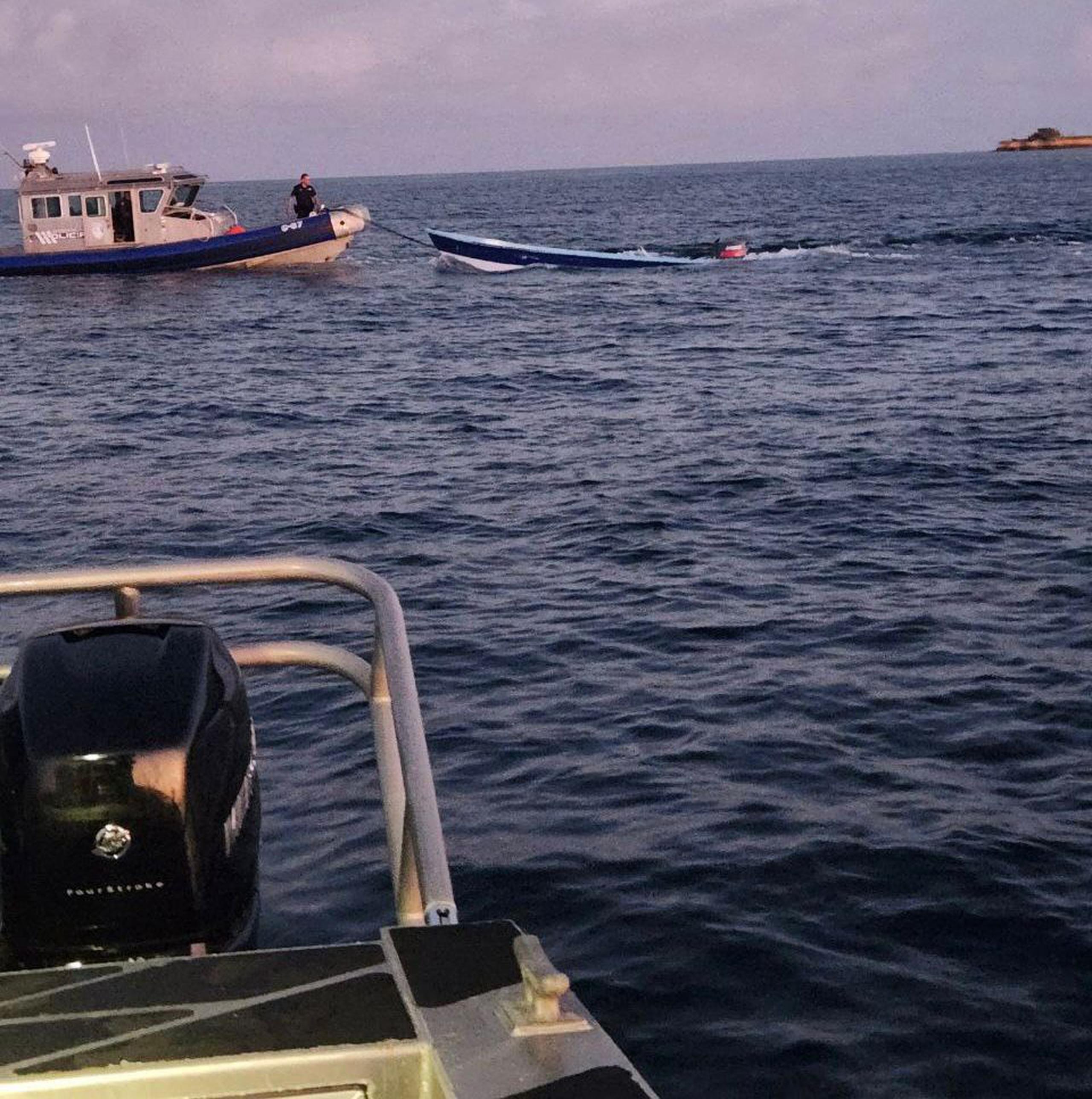 La División de Vigilancia Marítima del NFURA, arrestó a los dos ocupantes de una yola en la que se transportaba un cargamento millonario de cocaína a media milla de Punta Águila, en Cabo Rojo.