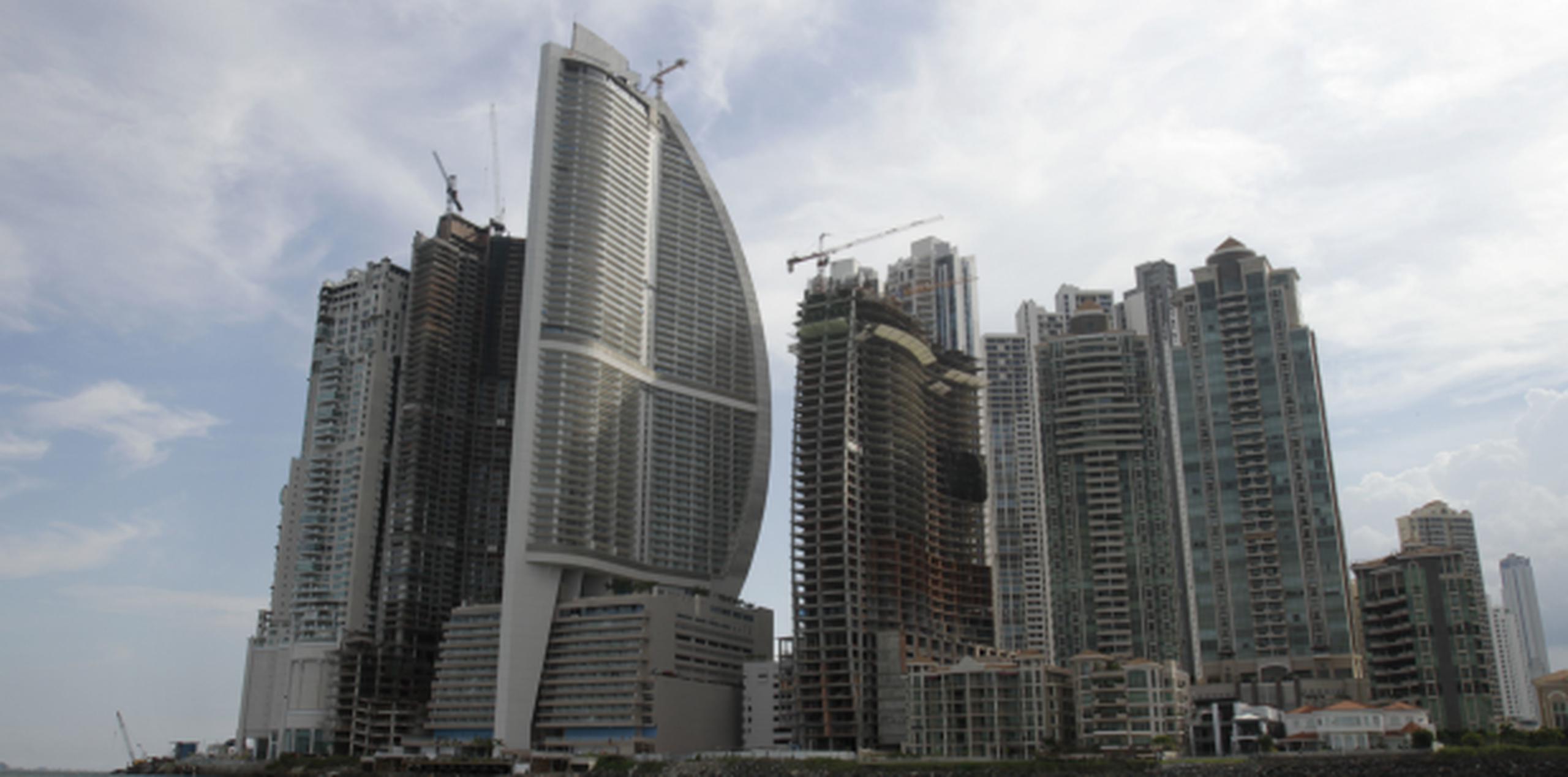 El hotel Trump de Panamá (tercer edificio desde la izquierda) consta de 70 pisos y muestra una forma de vela henchida por el viento. (AP)