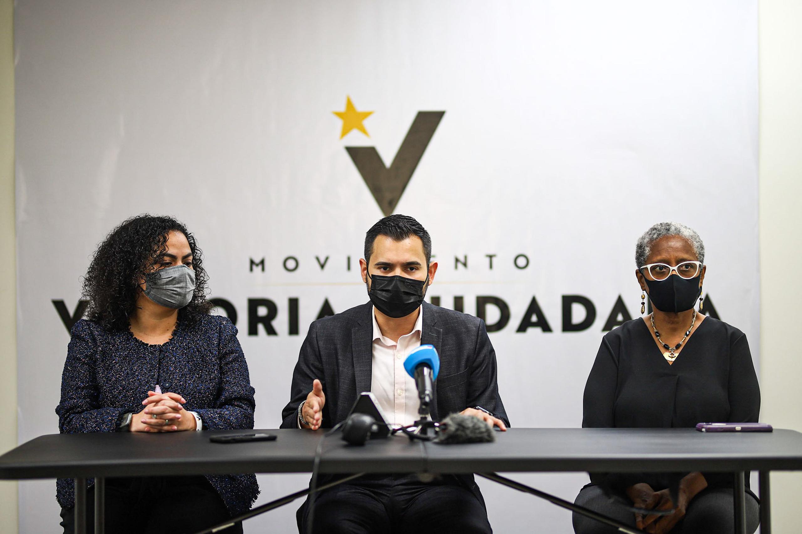 Olvin Valentín (centro), comisionado electoral del MVC.