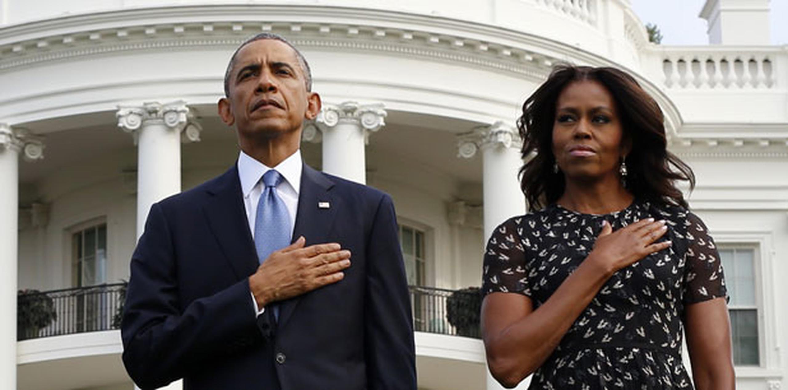 Solo han vivido en la Casa Blanca por seis años. “Antes, Barack Obama era un hombre negro que vivía en el sur de Chicago, que tenía su cuota de problemas pidiendo taxis”, dijo Michelle sobre su esposo. (Archivo)