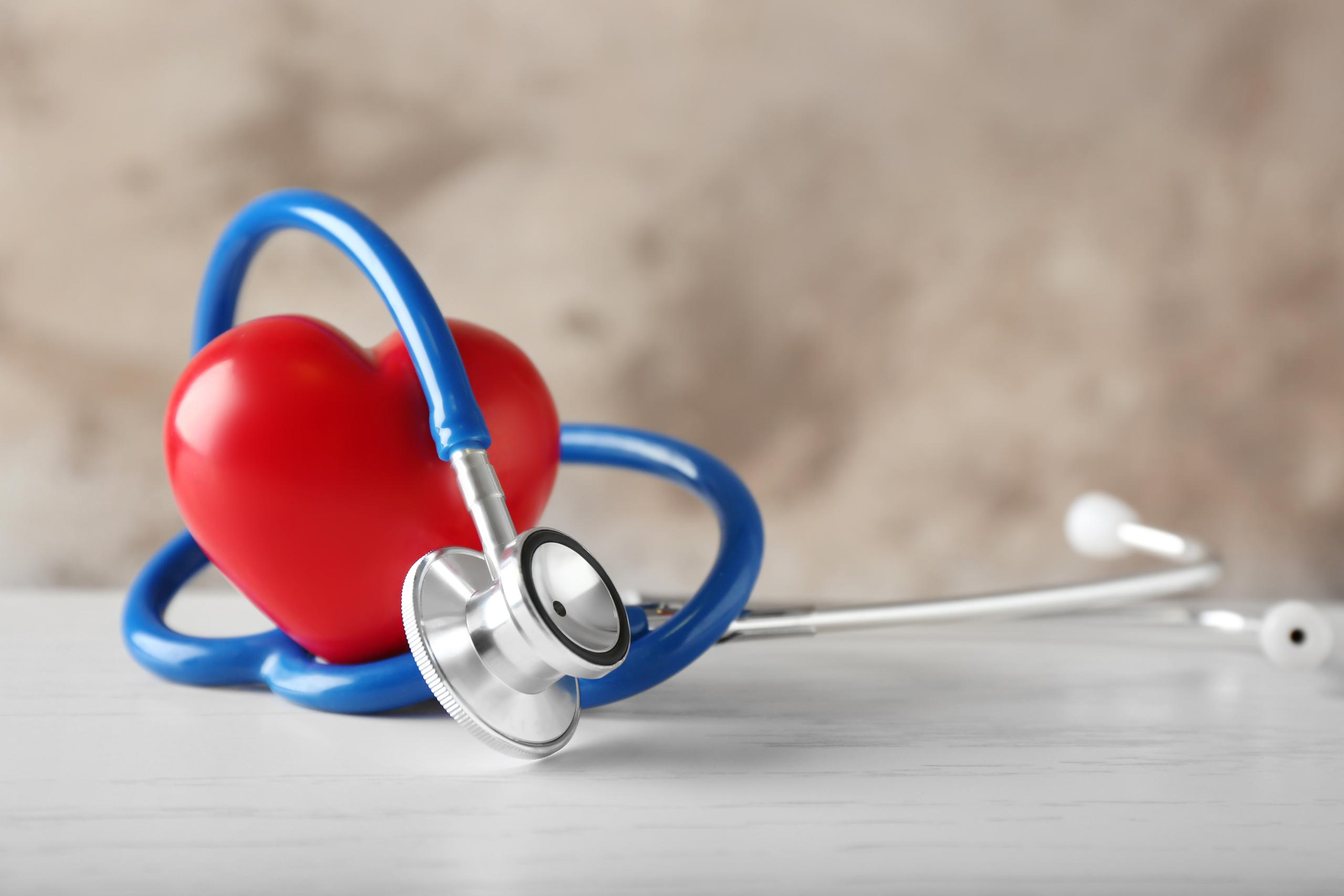 Se ha observado que existe un mayor índice de complicaciones en personas con enfermedades cardiovasculares.
