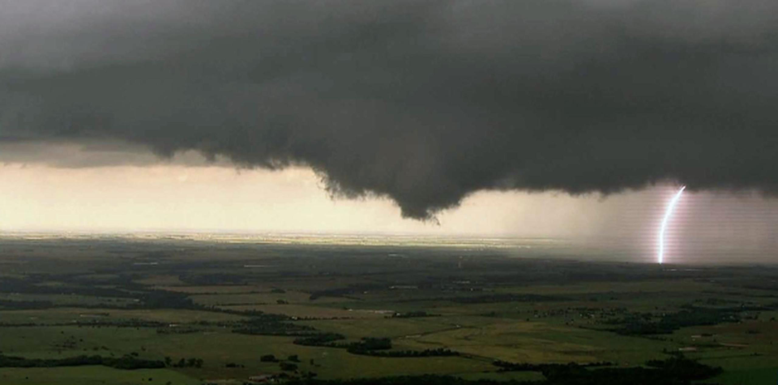 El Centro de Pronóstico de Tormentas de la agencia en Norman, Oklahoma, dijo que es probable que granizo grande y tornados golpeen hoy Oklahoma. (AP/KFOR-TV)