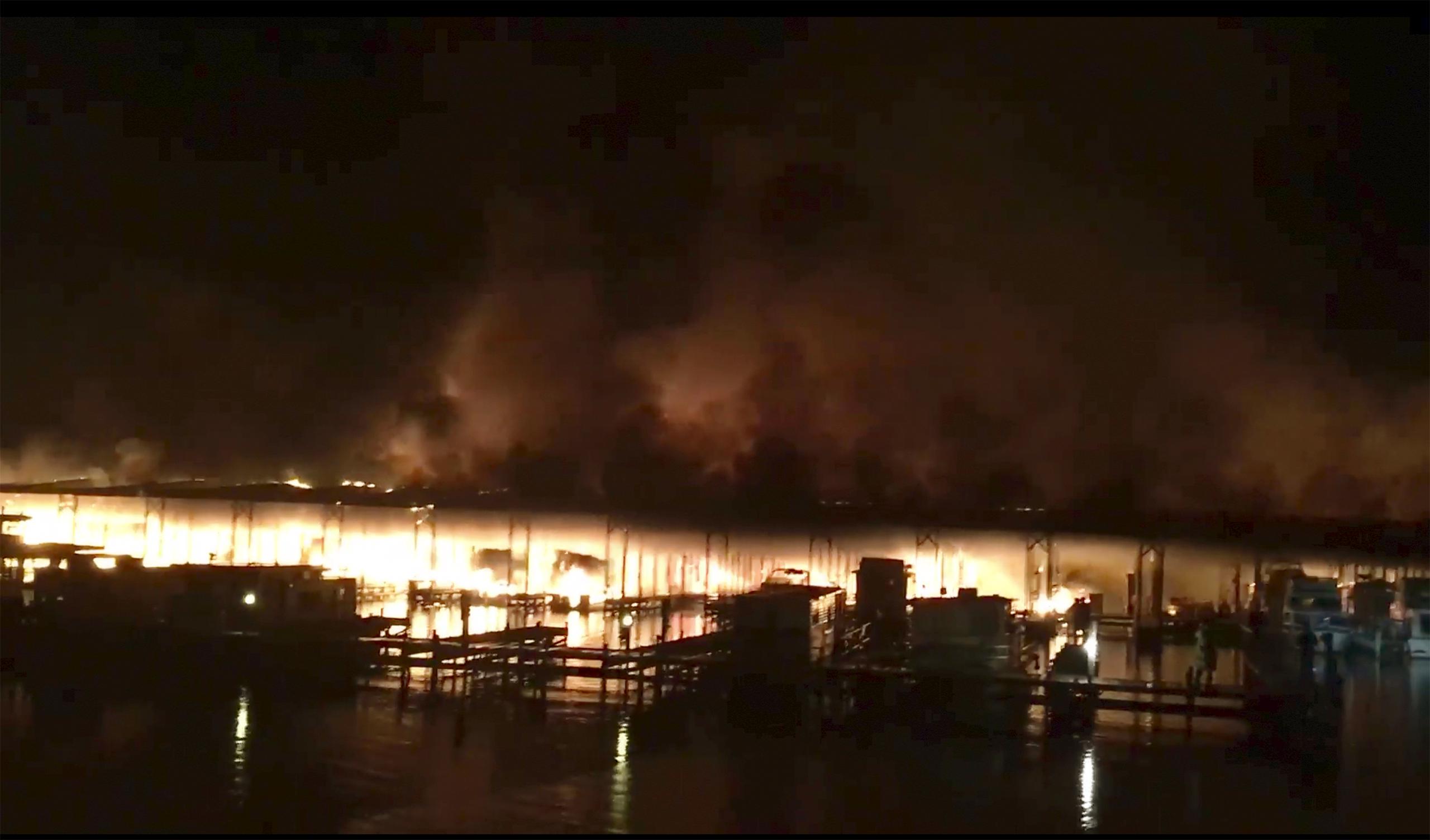 Incendio que devoró varias embarcaciones sobre el río Tennessee .(AP)