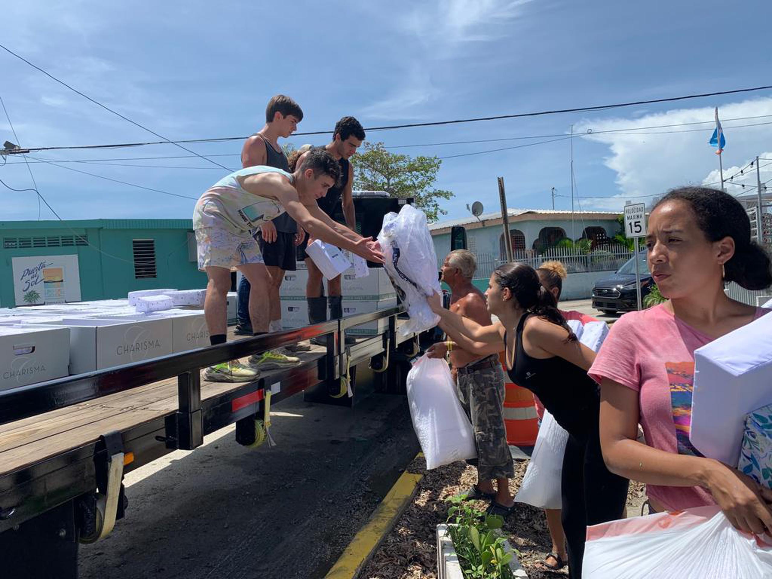 Stella Benítez y Chloe Goldberg organizaron una recaudación y entrega de suministros para las comunidades afectadas por los terremotos y huracanes que impactaron el área sur de la isla a principios del 2019.