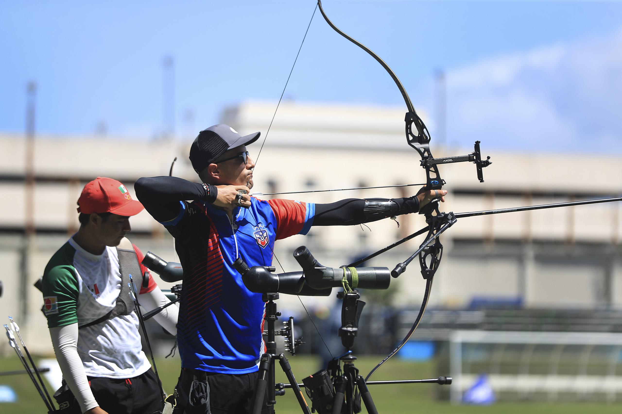 Adrián Muñoz, de Puerto Rico, se prepara para hacer un disparo con un arco recurvo en la competencia Puerto Rico Archery Cup que se está celebrando en el Estadio Juan Ramón Loubriel.