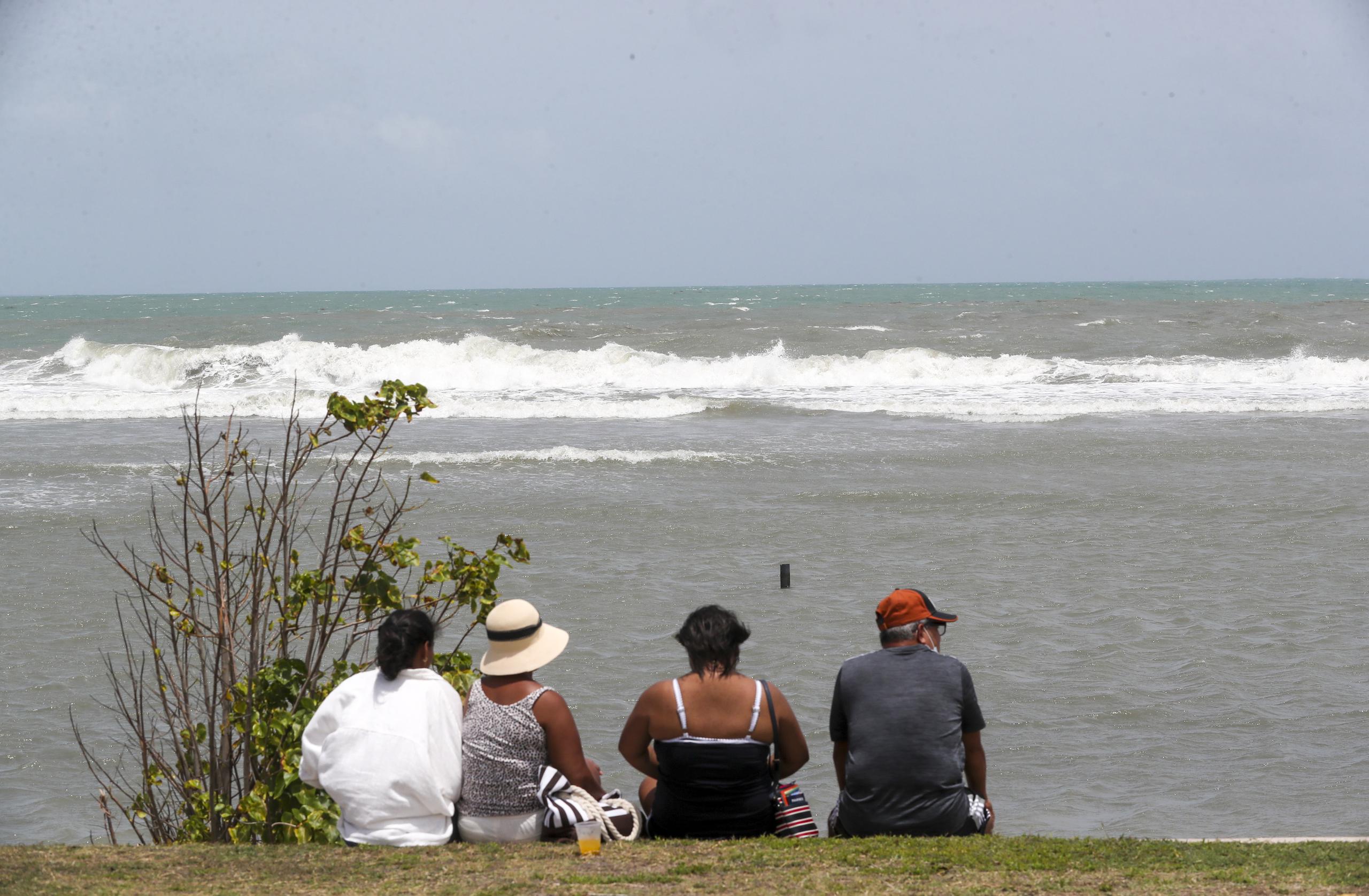 Familia toma fresco y mira el mar en la costa sur de Puerto Rico.