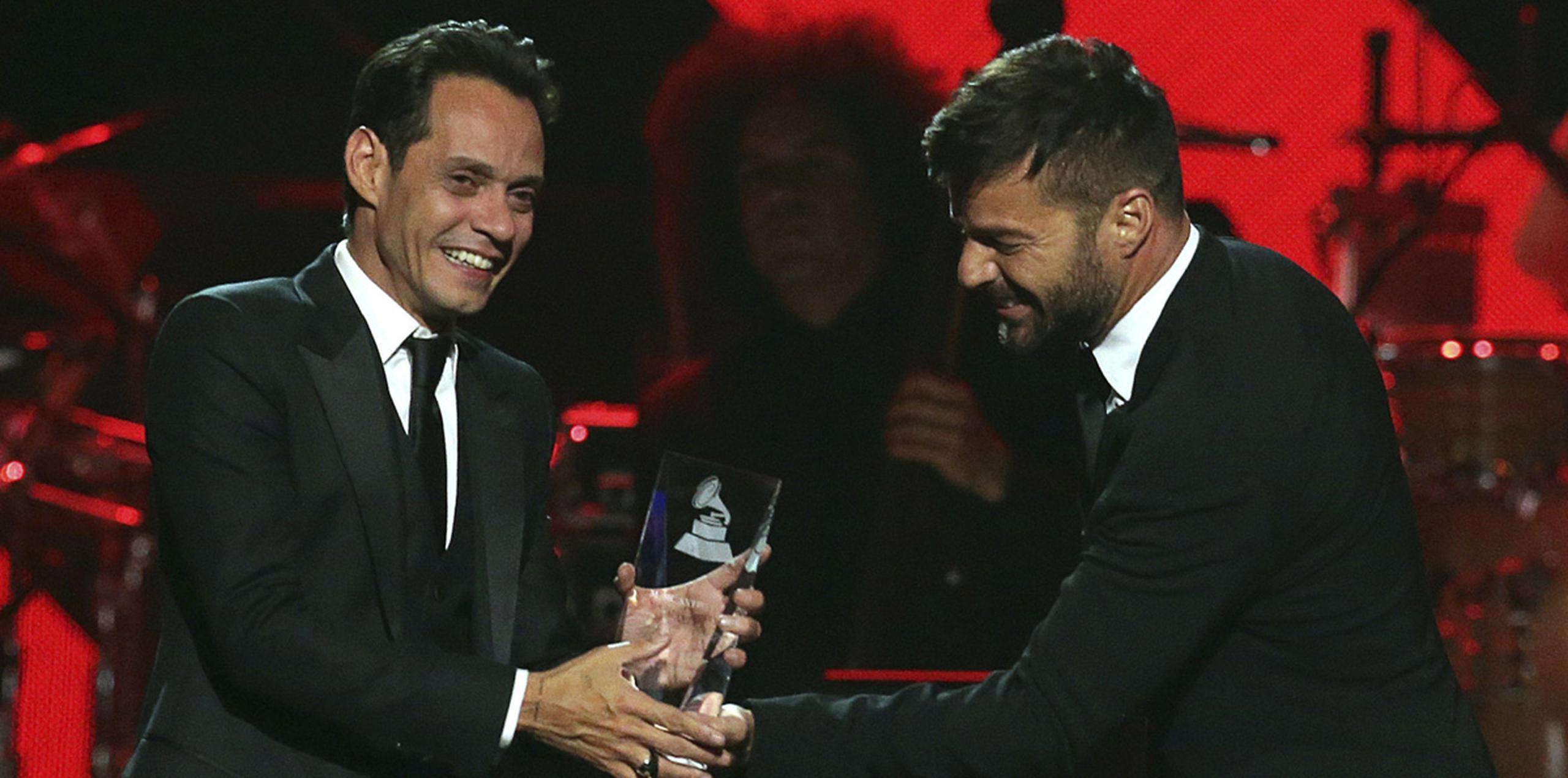 Ricky Martin, quien no figuraba en el programa, lo sorprendió entregándole el premio. (EFE)