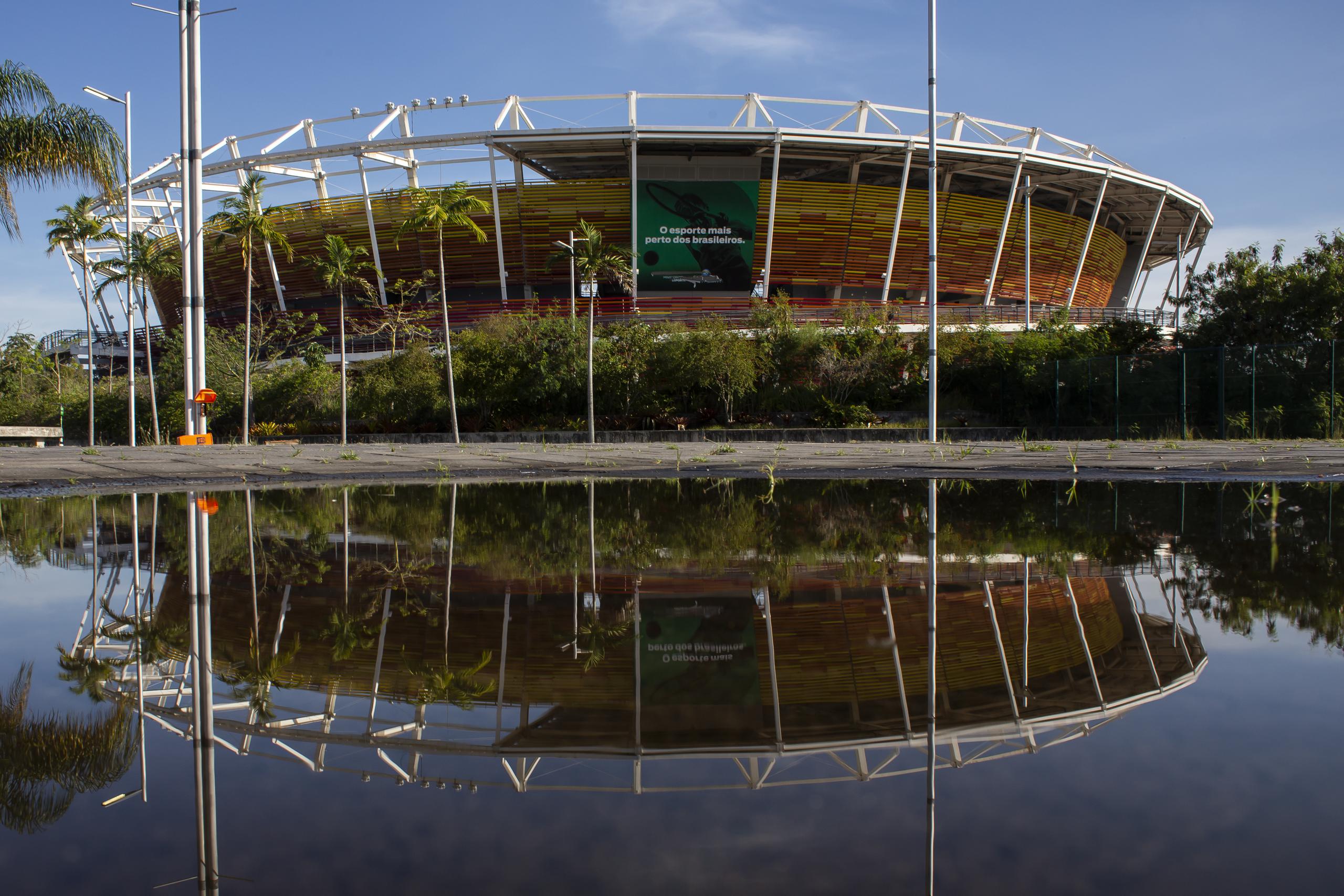 Así luce hoy el Estadio de Tenis en el Parque Olímpico de Río de Janeiro, donde Mónica Puig ganó su medalla de oro. El estadio aparece reflejado en las aguas estancadas en sus cercanía. Muchas de las instalaciones usadas en los Juegos Olímpicos de 2016 no están siendo usadas.