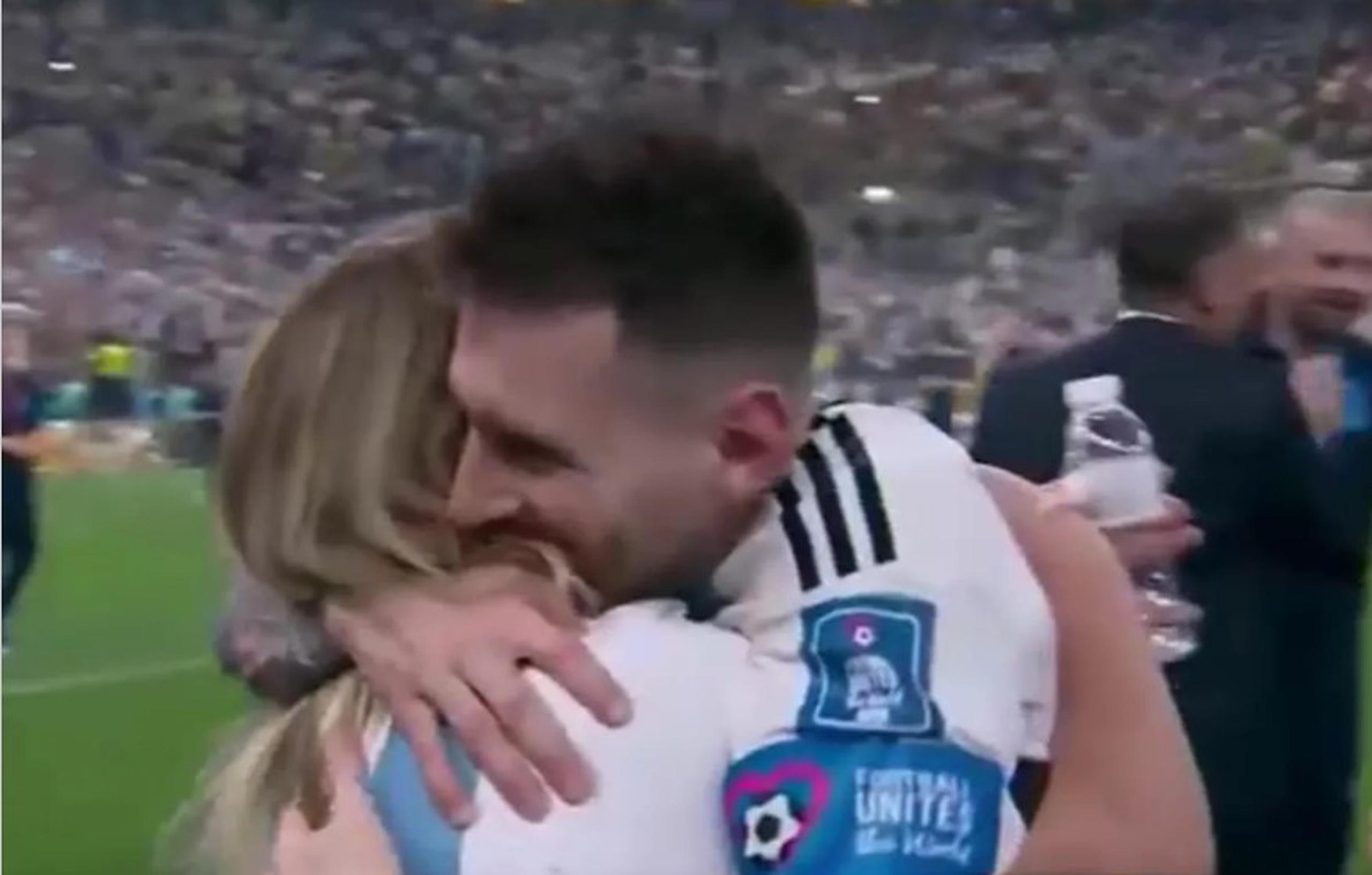 El abrazo de Messi con Antonia Farías.