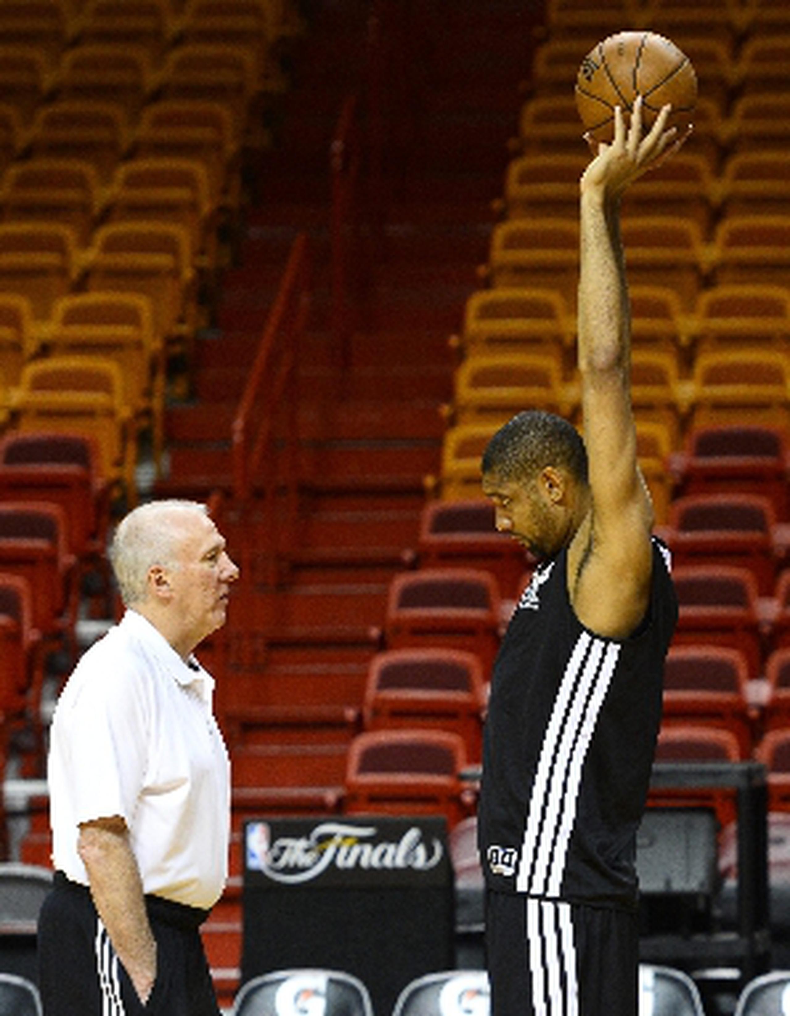 Tim Duncan (derecha) conversa con el entrenador de los Spurs Gregg Popovich durante la práctica de ayer en el American Airlines Arena en Miami. EFE / Larry W. Smith