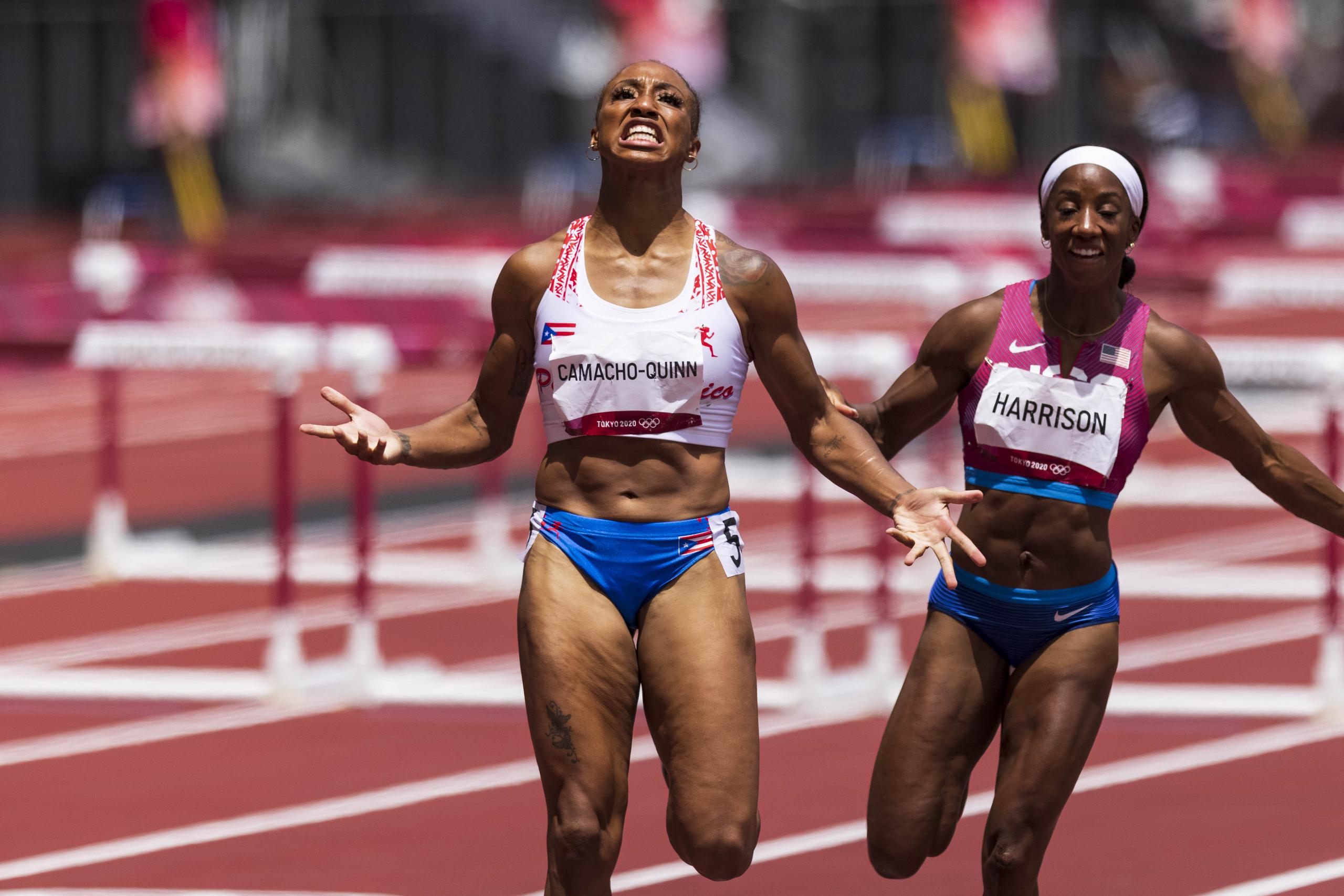 La rival a vencer en la final de los 100 metros con vallas de Budapest 2023 es Kendra Harrison -derecha-, quien fue la corredora a la que Camacho Quinn venció en la final de las Olimpiadas Tokio 2020 en el verano del 2021.