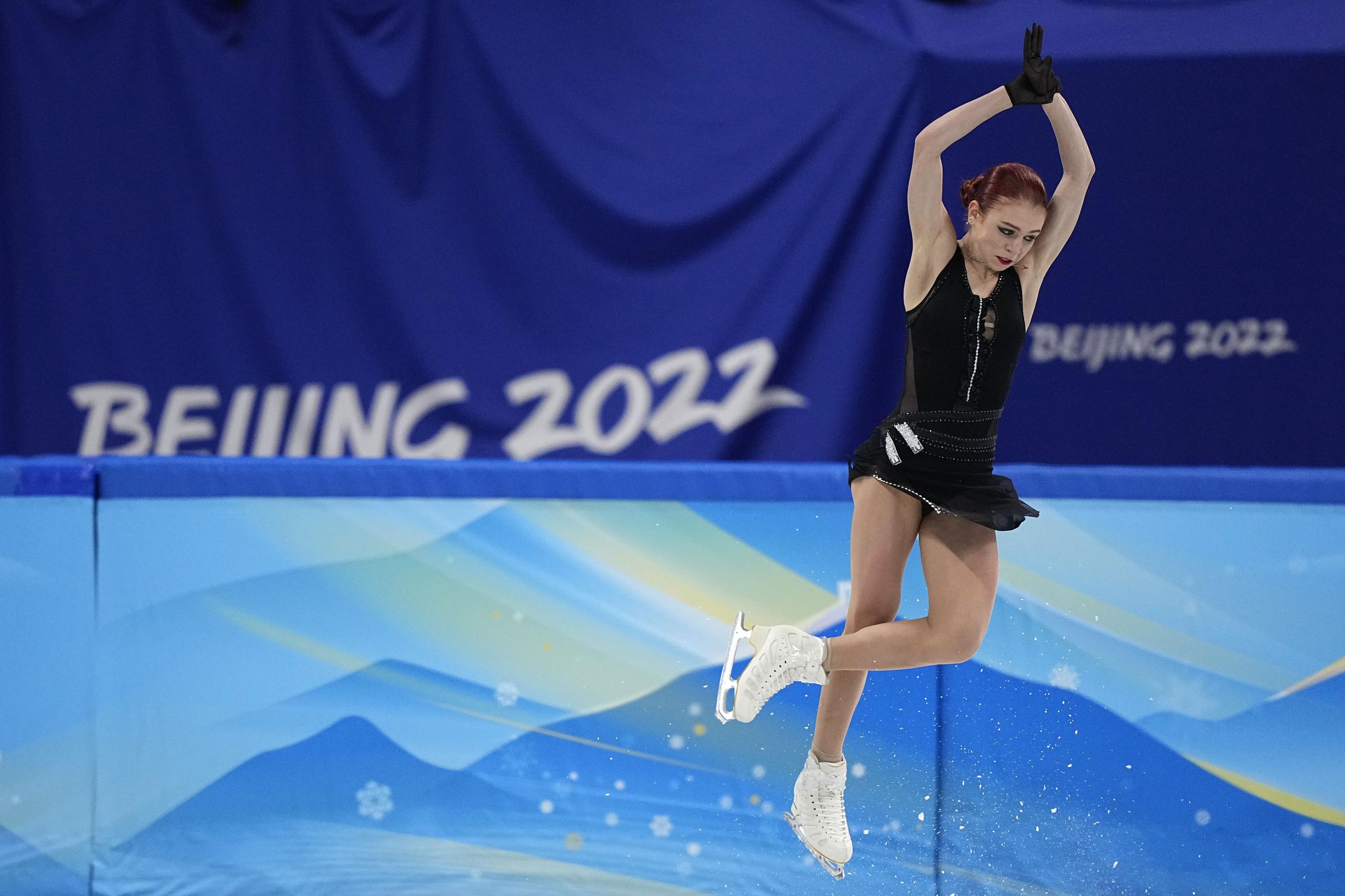 Alexandra Trusova hizo historia al convertirse en la primera patinadora en ejecutar cinco saltos cuádruples, que no le sirvieron para alcanzar el tope del podio.