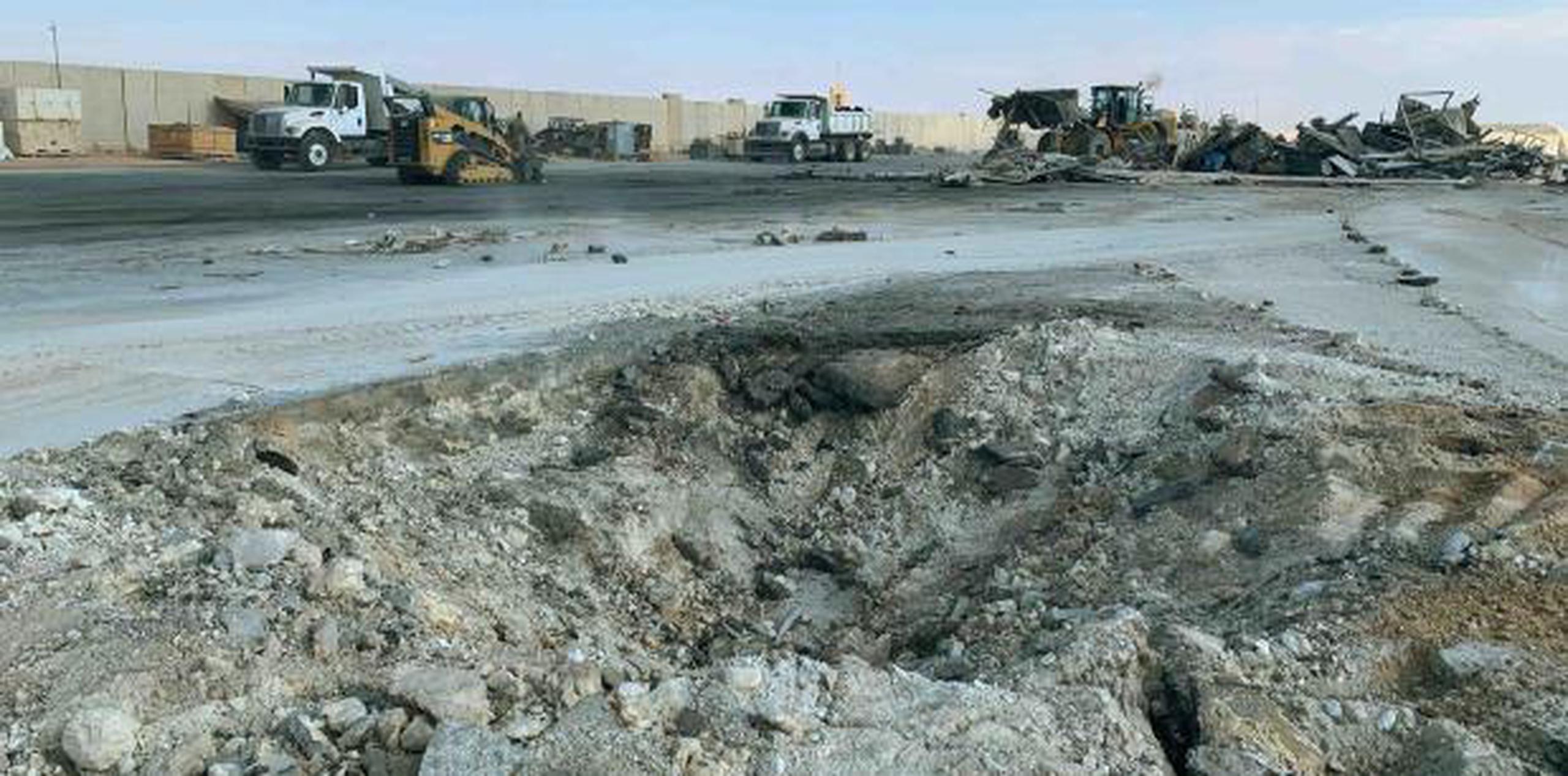 Los bombardeos iraníes causaron un cráter en la base Ain al-Asad, en Irak. (AP / Ali Abdul Hassan)