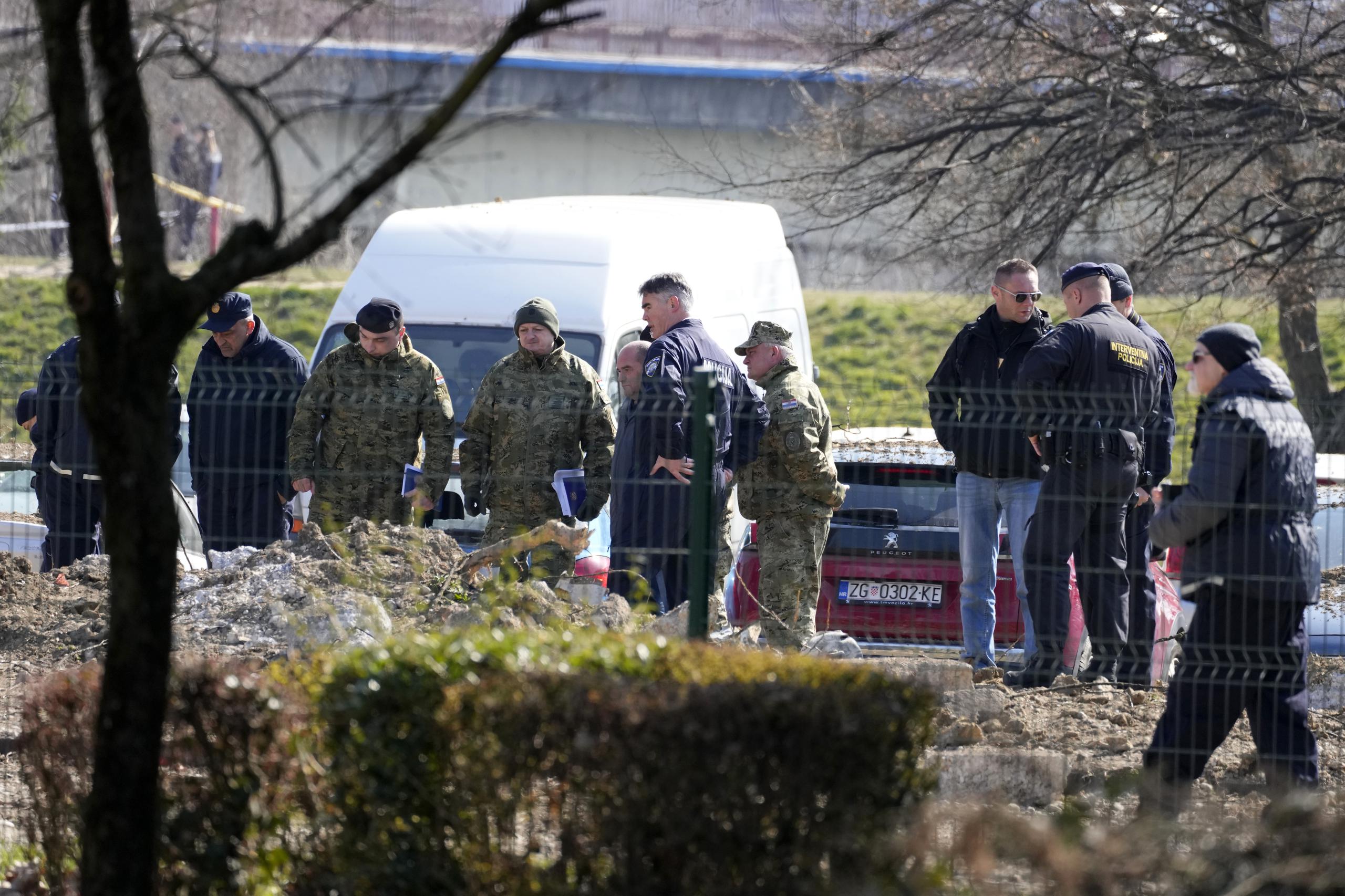 Policías croatas inspeccionan el sitio en el que cayó un dron en Zagreb, la capital, el 11 de marzo del 2022. (AP Foto/Darko Bandic)